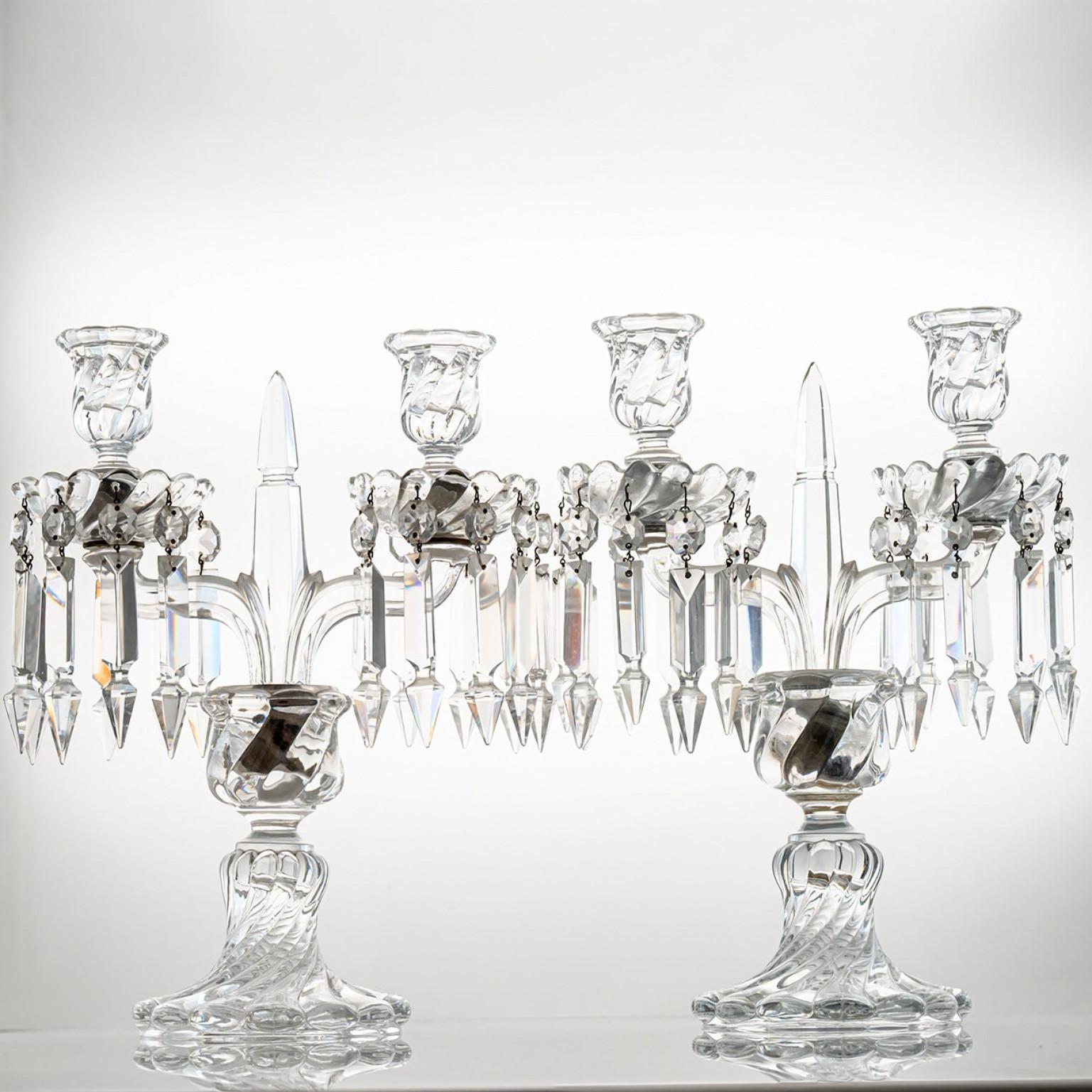Un capolavoro di cristallo dalle splendide proporzioni, questo portacandele cristallizza lo straordinario know-how degli artigiani Baccarat. I diversi tagli del cristallo producono un effetto visivo magico.

Il candelabro a due luci, con due bracci