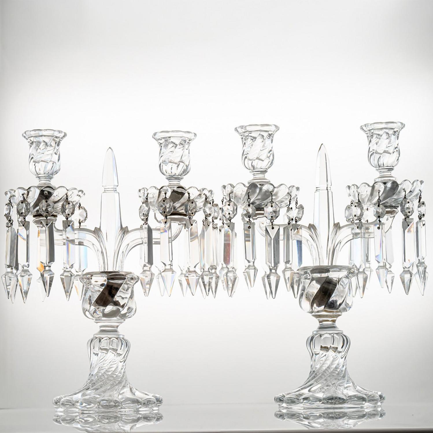 Un capolavoro di cristallo dalle splendide proporzioni, questo portacandele cristallizza lo straordinario know-how degli artigiani Baccarat. I diversi tagli del cristallo producono un effetto visivo magico.

Il candelabro a due luci, con due bracci