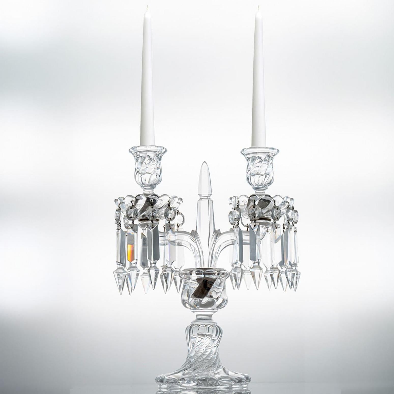 Moderno 1 dei 2 bellissimi candelabri in cristallo trasparente Baccarat per 2 candele, Francia in vendita