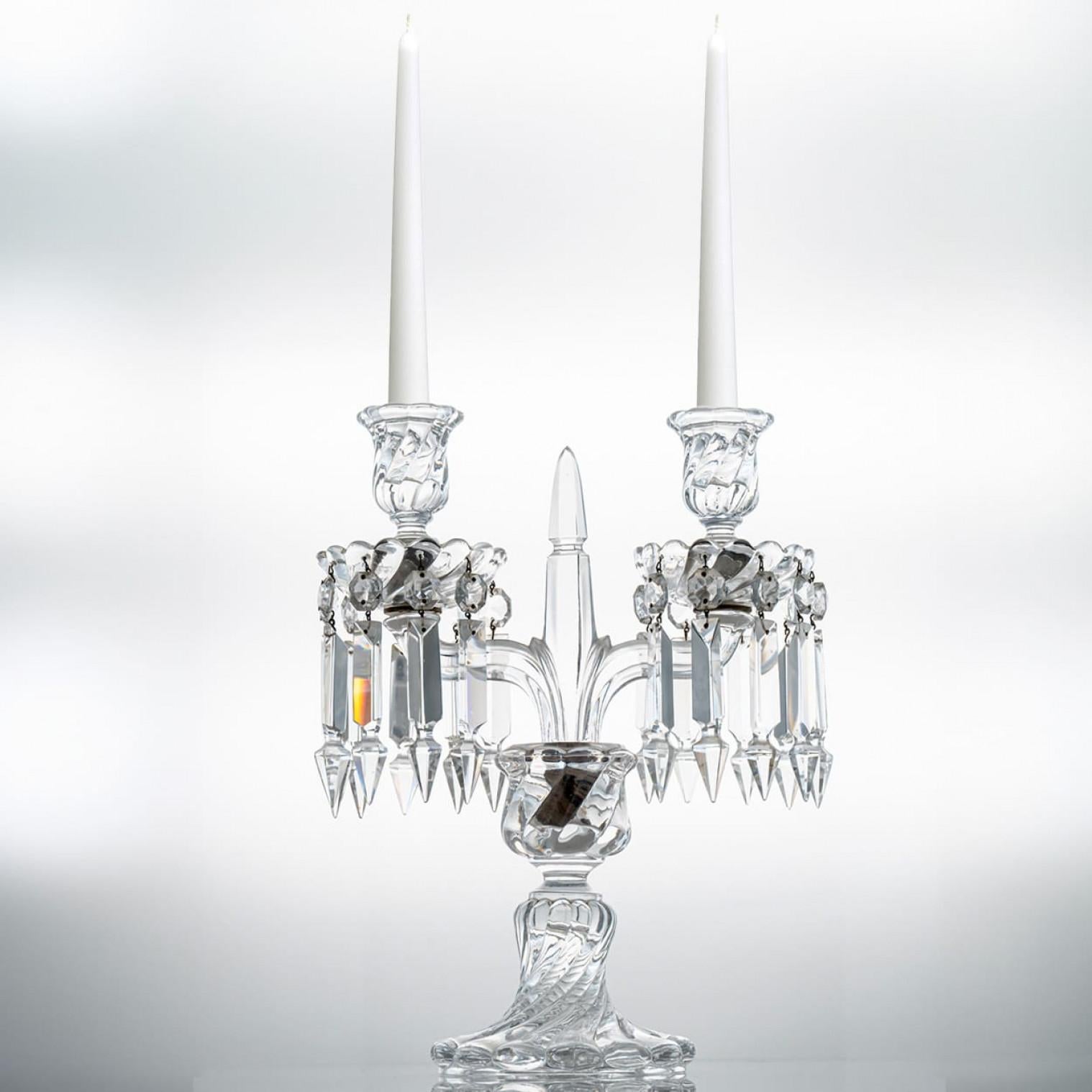 Moderno 1 dei 2 bellissimi candelabri in cristallo trasparente Baccarat per 2 candele, Francia in vendita