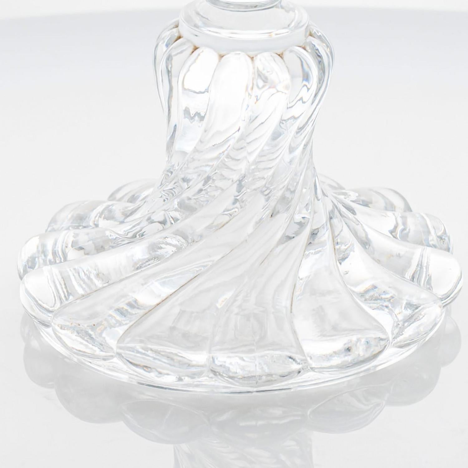 1 dei 2 bellissimi candelabri in cristallo trasparente Baccarat per 2 candele, Francia In condizioni buone in vendita a Rijssen, NL