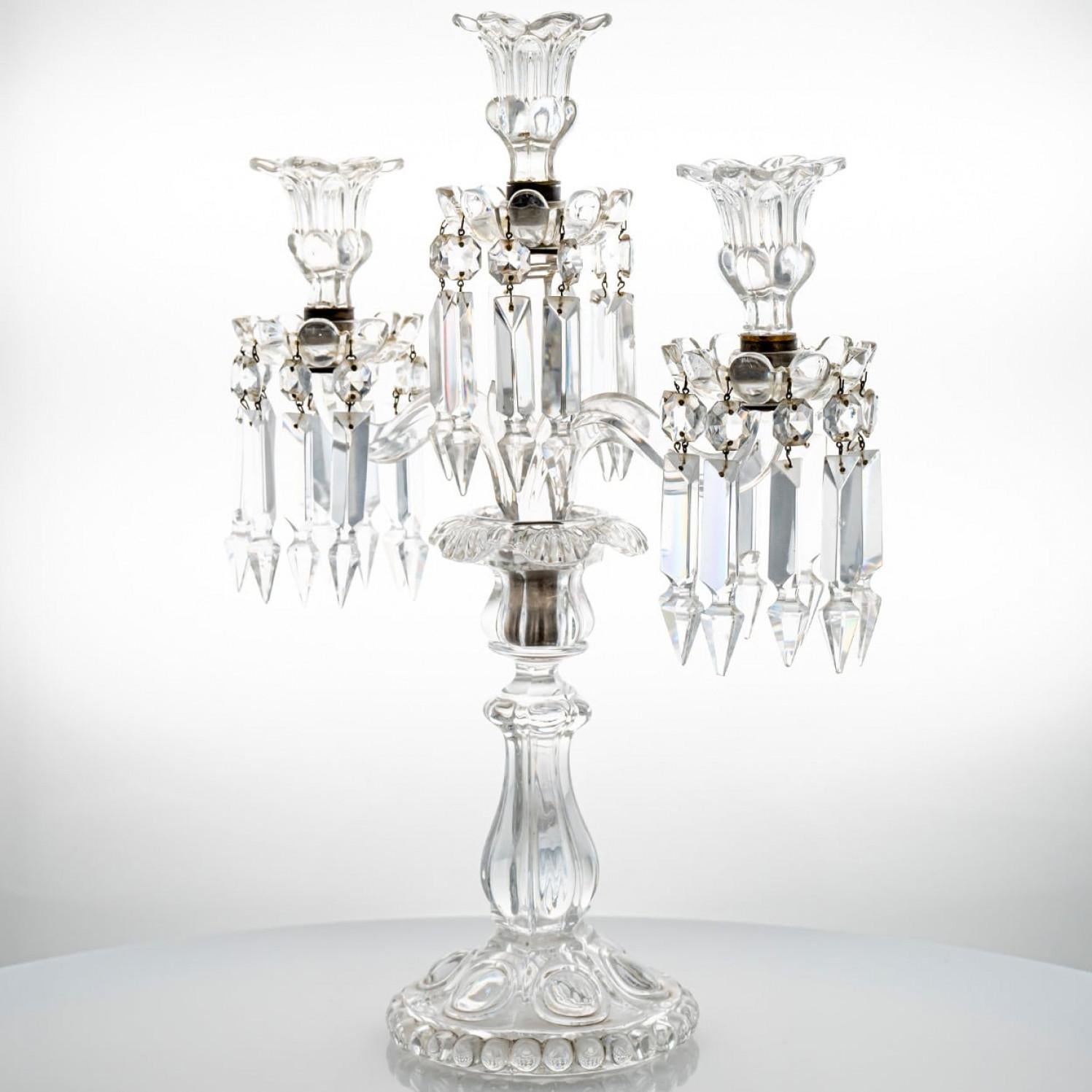 1 dei 2 bellissimi candelabri in cristallo trasparente Baccarat per 3 candele, Francia in vendita 2