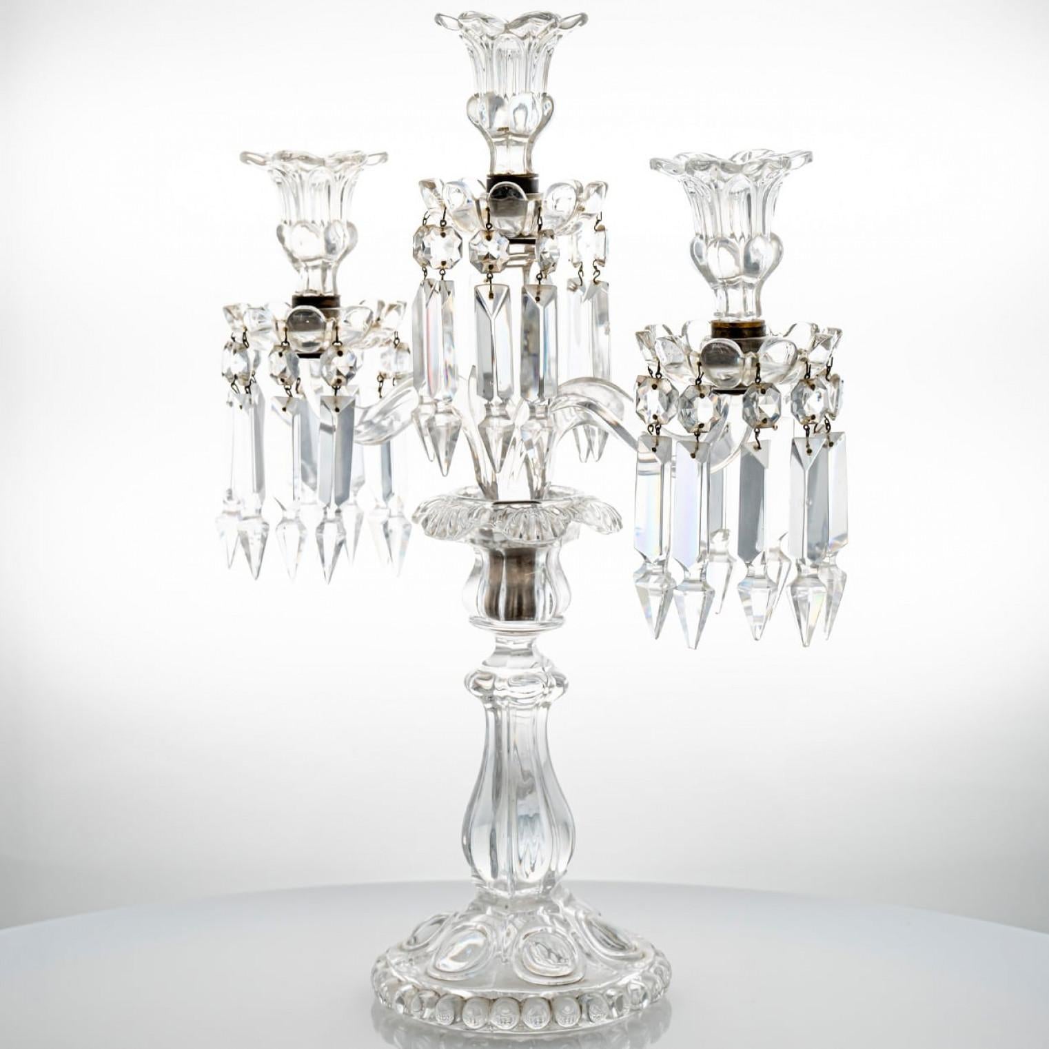 1 dei 2 bellissimi candelabri in cristallo trasparente Baccarat per 3 candele, Francia 2