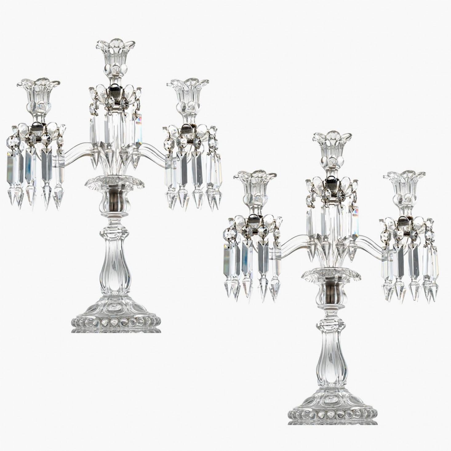 Un capolavoro di cristallo dalle splendide proporzioni, questo portacandele cristallizza lo straordinario know-how degli artigiani Baccarat. I diversi tagli del cristallo producono un effetto visivo magico.

Il candelabro a tre luci, con due bracci