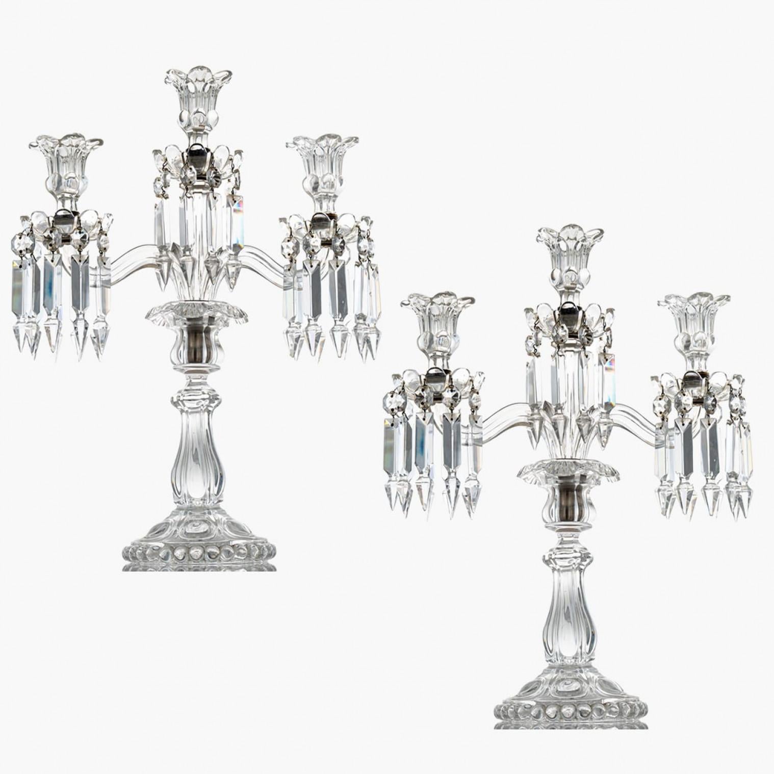 Un capolavoro di cristallo dalle splendide proporzioni, questo portacandele cristallizza lo straordinario know-how degli artigiani Baccarat. I diversi tagli del cristallo producono un effetto visivo magico.

Il candelabro a tre luci, con due bracci