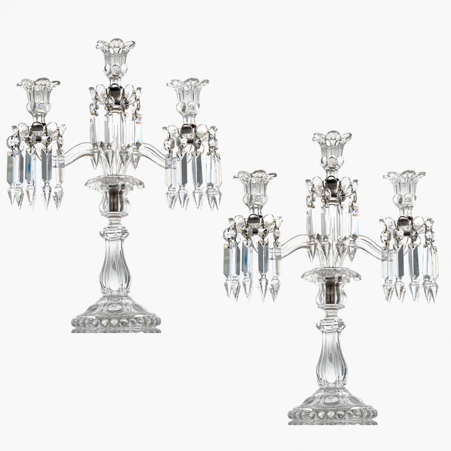 Un capolavoro di cristallo dalle splendide proporzioni, questo portacandele cristallizza lo straordinario know-how degli artigiani Baccarat. I diversi tagli del cristallo producono un effetto visivo magico.

Il candelabro a tre luci, con due bracci