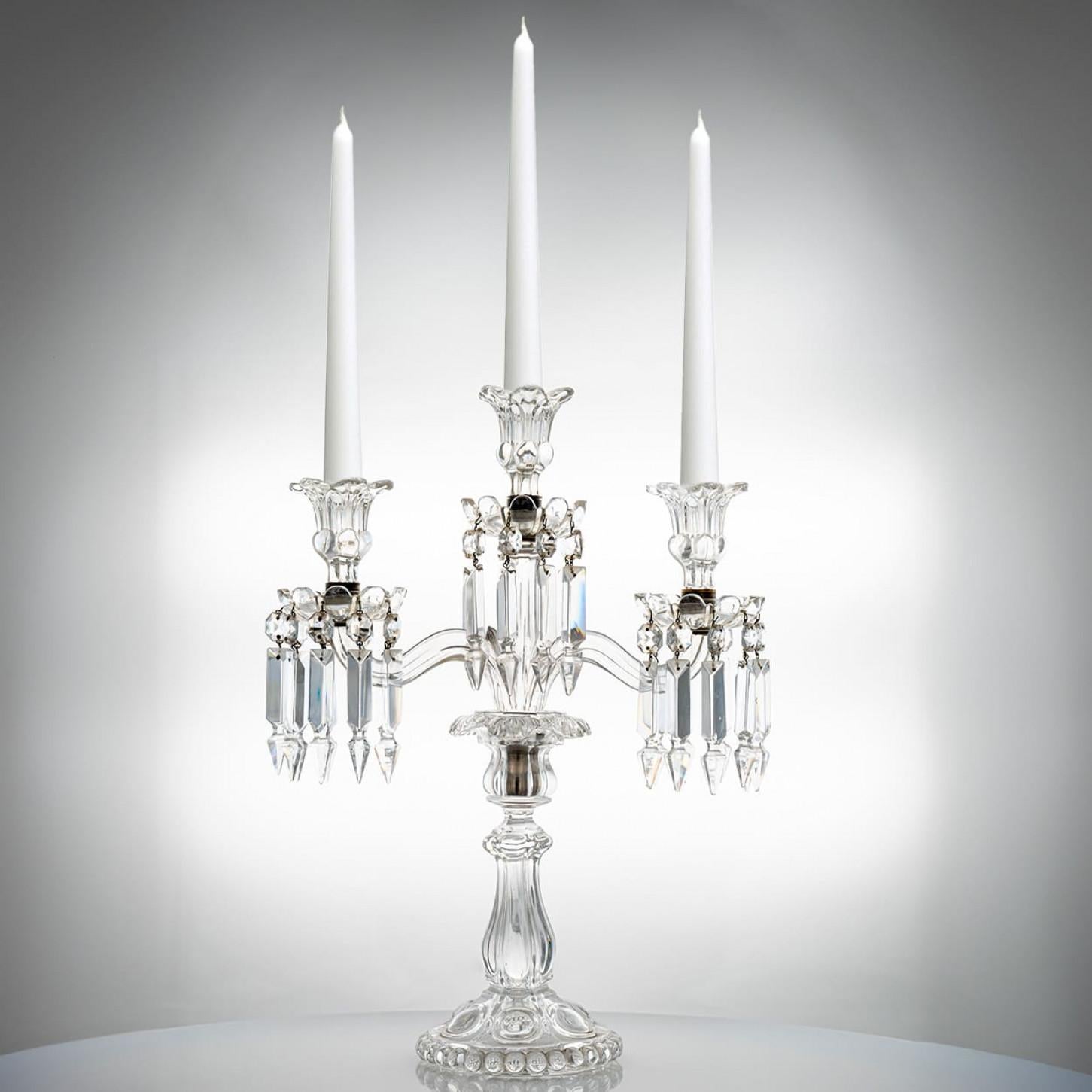 Moderno 1 dei 2 bellissimi candelabri in cristallo trasparente Baccarat per 3 candele, Francia in vendita