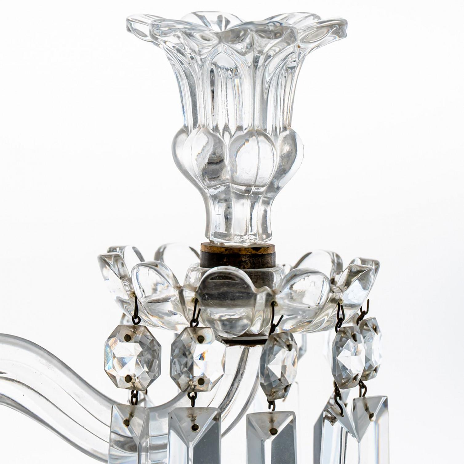 1 dei 2 bellissimi candelabri in cristallo trasparente Baccarat per 3 candele, Francia In condizioni buone in vendita a Rijssen, NL