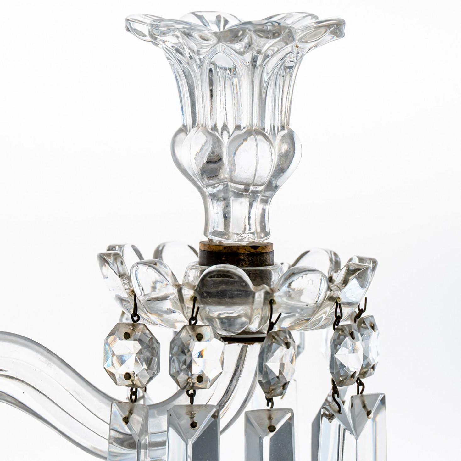 1 dei 2 bellissimi candelabri in cristallo trasparente Baccarat per 3 candele, Francia In condizioni buone in vendita a Rijssen, NL