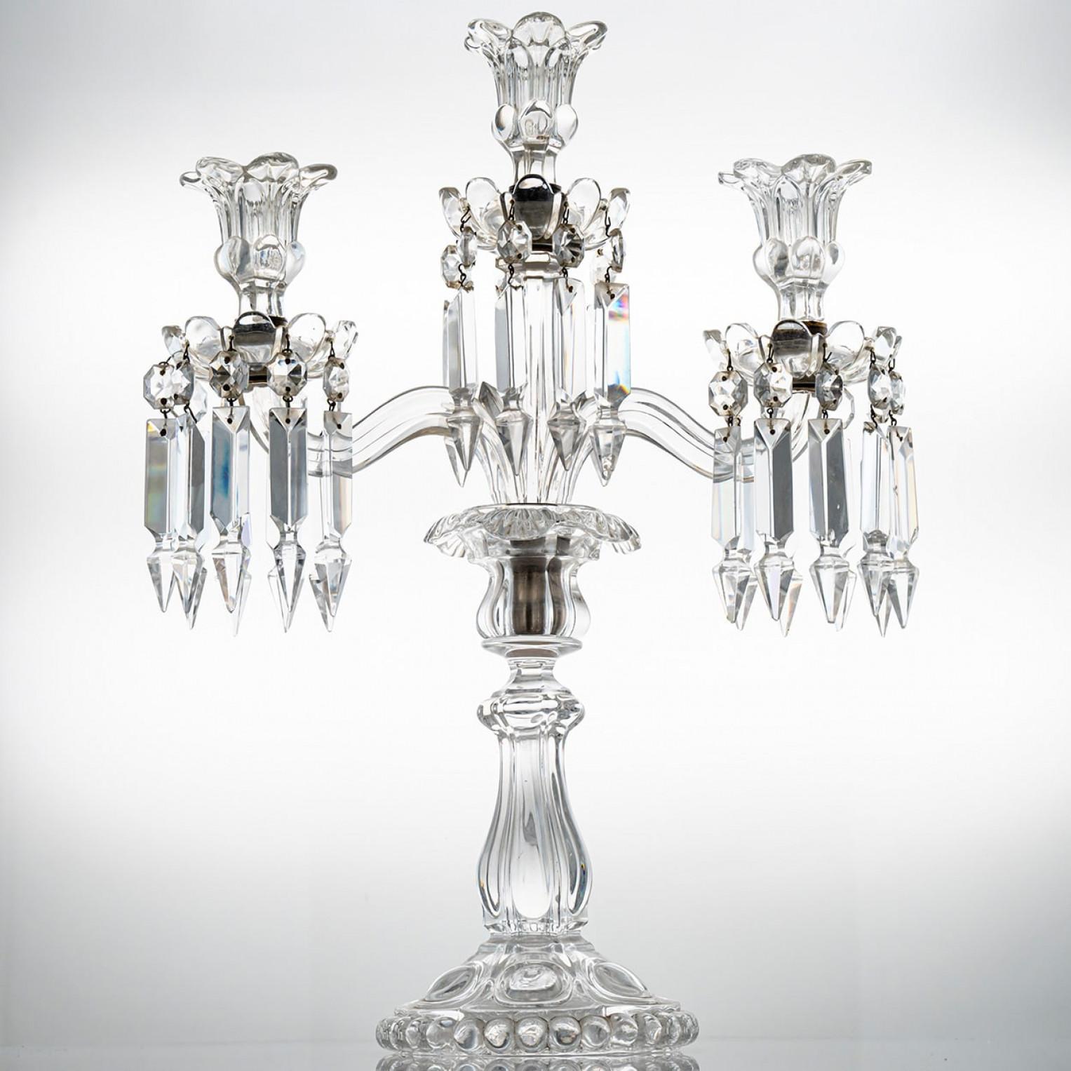 1 dei 2 bellissimi candelabri in cristallo trasparente Baccarat per 3 candele, Francia 1