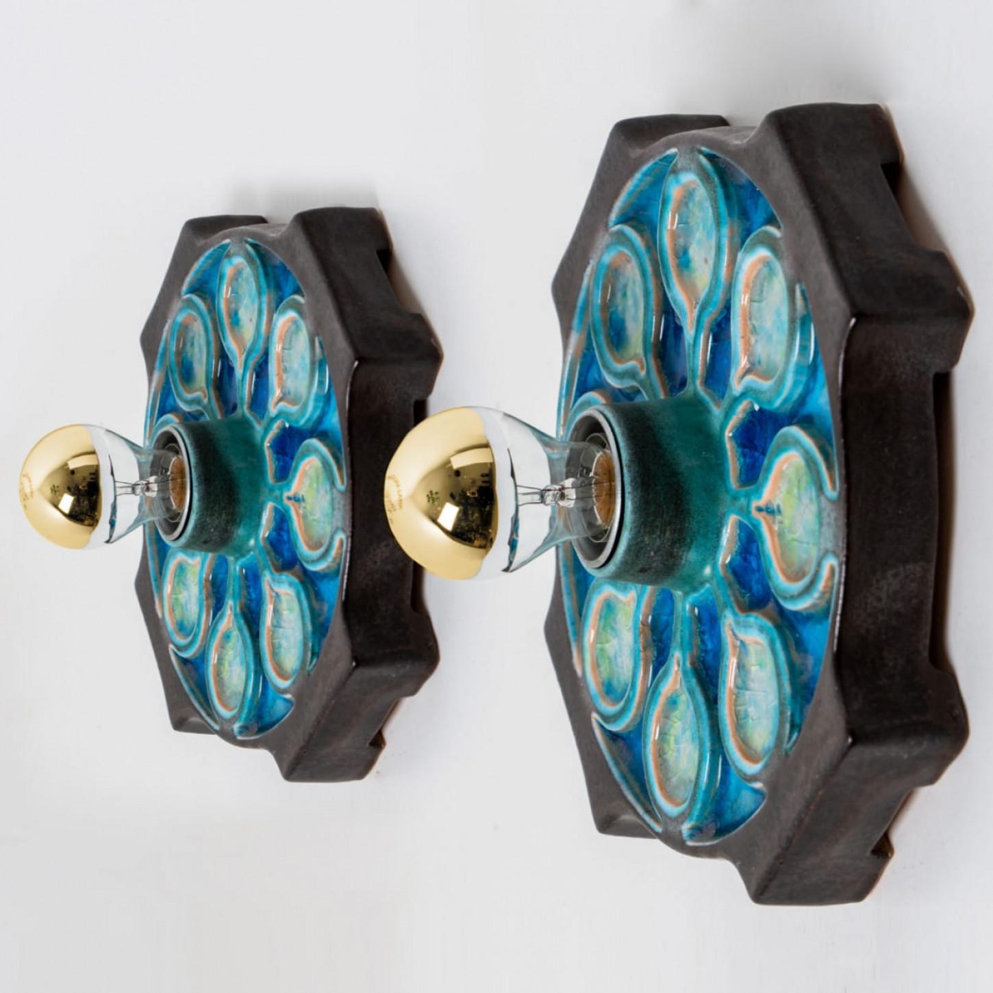 Mid-Century moderno 1 delle 2 lampade da parete o da incasso in ceramica smaltata blu, 1960, Germania in vendita