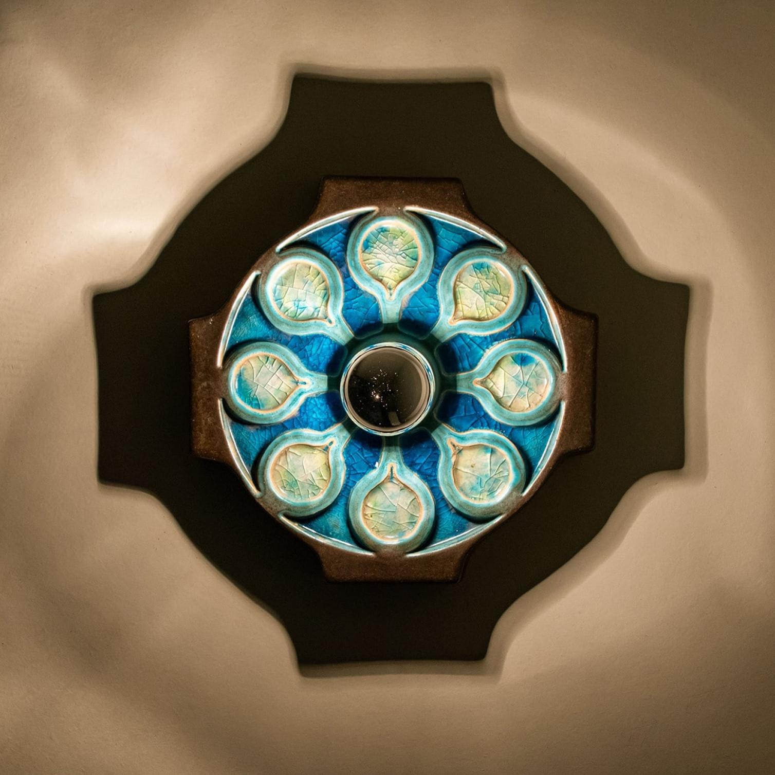 XX secolo 1 delle 2 lampade da parete o da incasso in ceramica smaltata blu, 1960, Germania in vendita