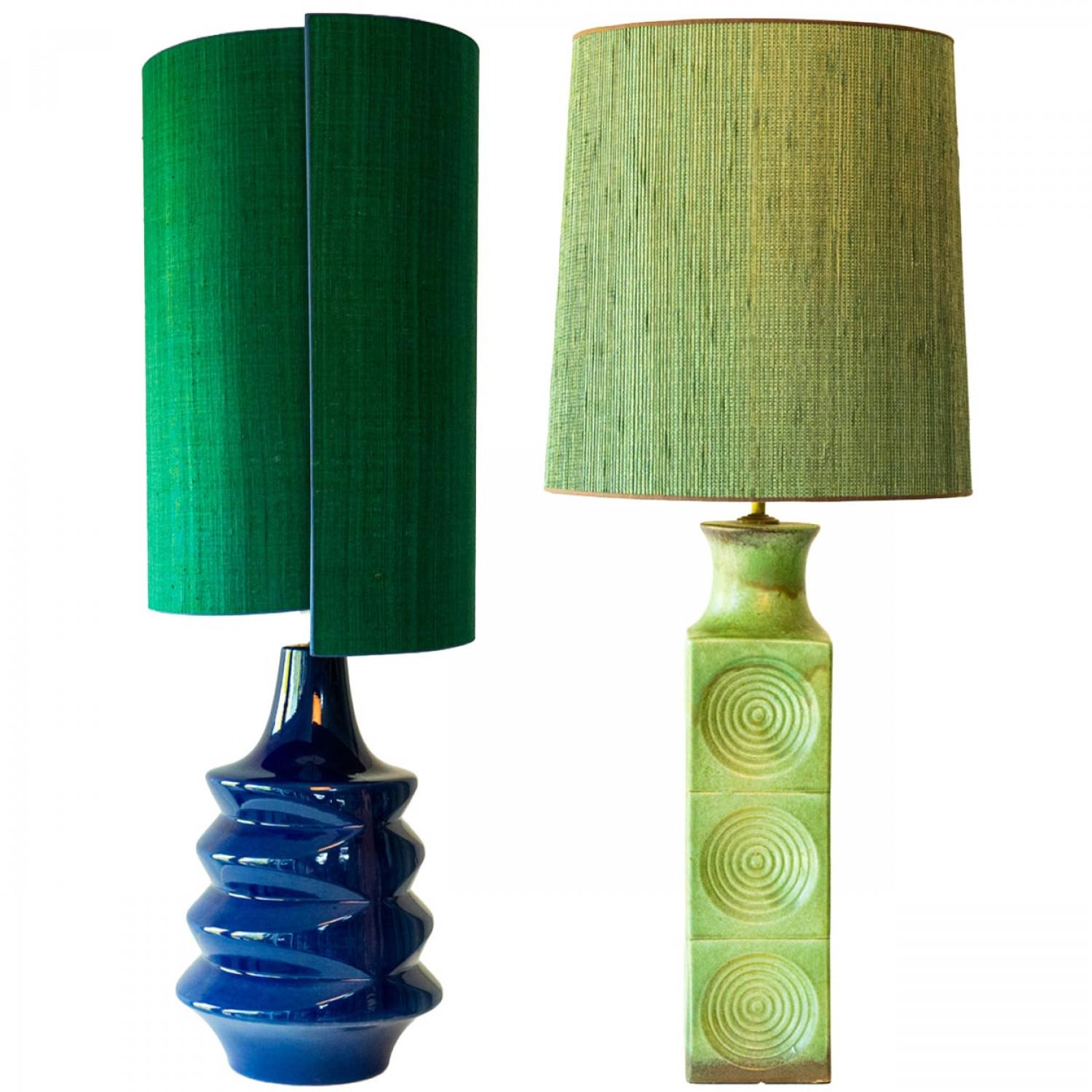 L'un des deux lampadaires et lampes de table bleus et verts, années 1970.

Cet ensemble apporte un riche attrait visuel à tout intérieur. Avec ses belles formes, il offre une présence unique.

Les bases aux tons verts et bleus vibrants et aux formes