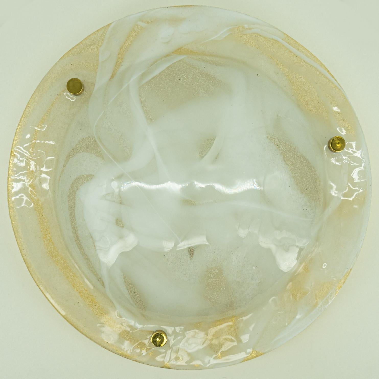 Hochwertige Unterputzleuchte aus Messing und Murano-Glas von Hillebrand. Hergestellt in den späten 1960er bis frühen 1970er Jahren.

Der Messingring hält ein großes, schweres, geblasenes Glas mit drei Messingklammern. Das dicke Glas hat eine schöne,