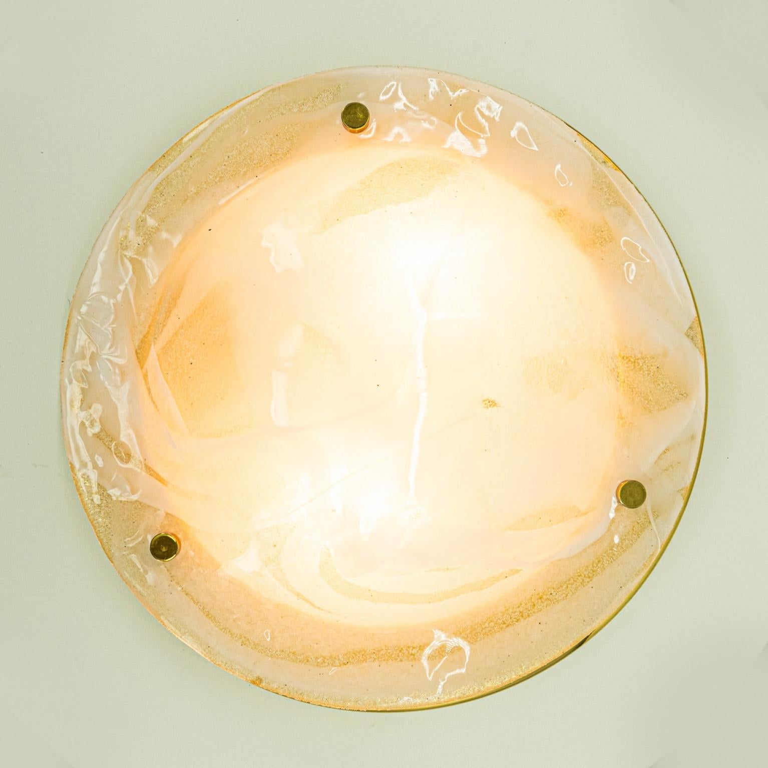 1 der 2 Wandleuchten aus Messing und mundgeblasenem Murano-Glas oder Unterputz, 1960er Jahre (Moderne der Mitte des Jahrhunderts) im Angebot