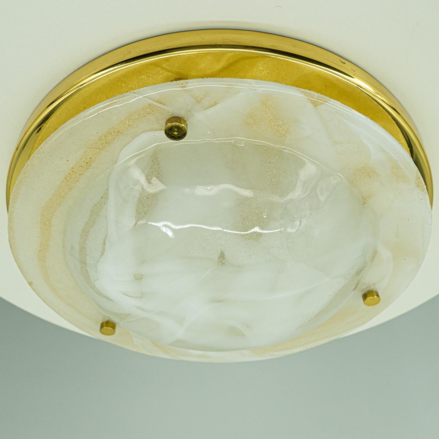 1 der 2 Wandleuchten aus Messing und mundgeblasenem Murano-Glas oder Unterputz, 1960er Jahre im Angebot 2