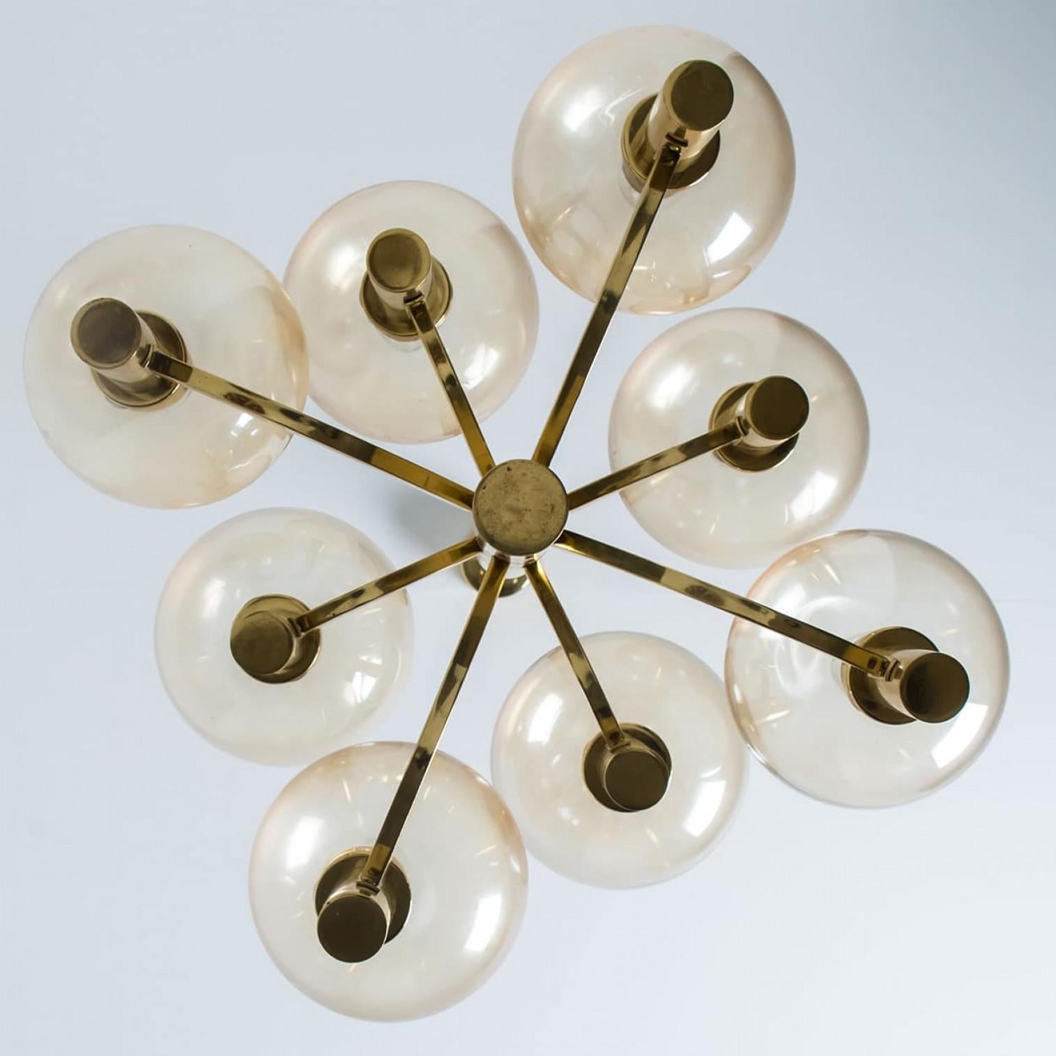 1 dei 2 lampadari in ottone e vetro trasparente, Jakobsson, anni '70 in vendita 2