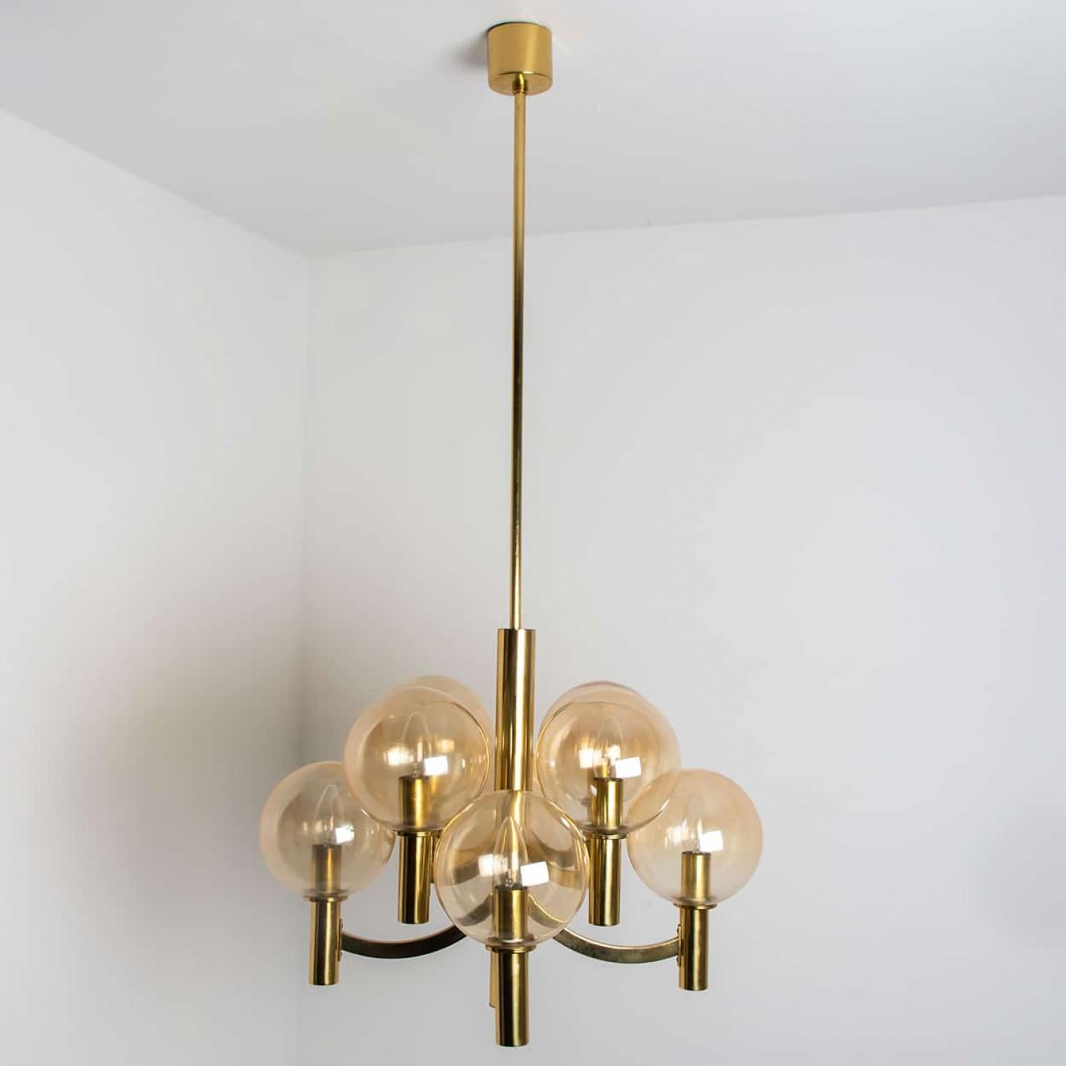 1 dei 2 lampadari in ottone e vetro trasparente, Jakobsson, anni '70 in vendita 3