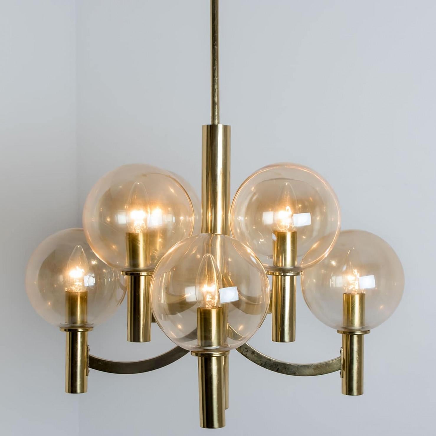 1 dei 2 lampadari in ottone e vetro trasparente, Jakobsson, anni '70 in vendita 4