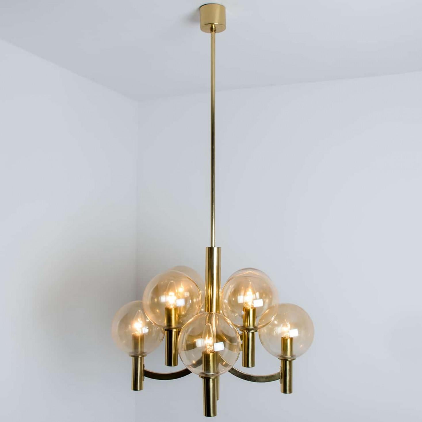1 dei 2 lampadari in ottone e vetro trasparente, Jakobsson, anni '70 in vendita 5