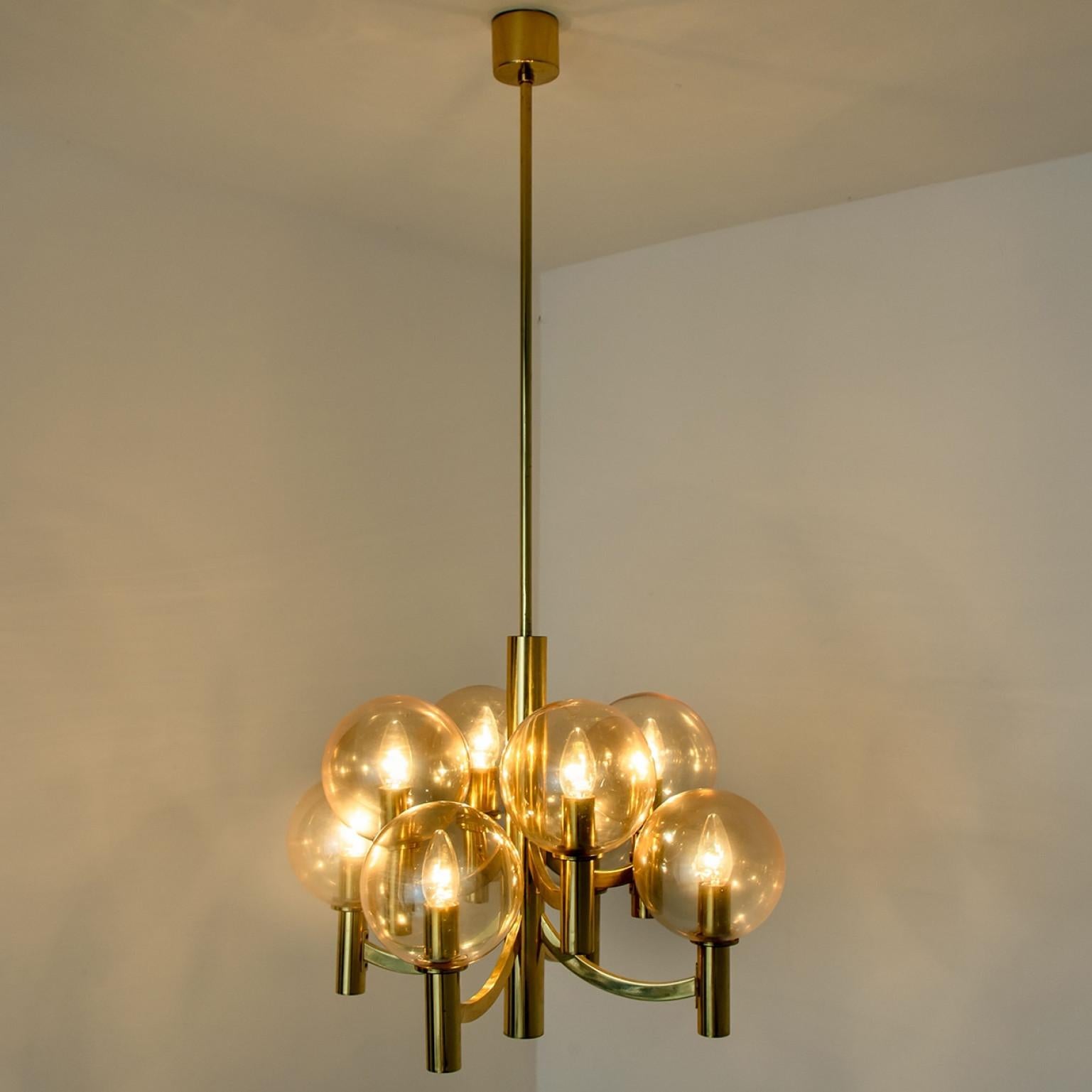 1 dei 2 lampadari in ottone e vetro trasparente, Jakobsson, anni '70 in vendita 6