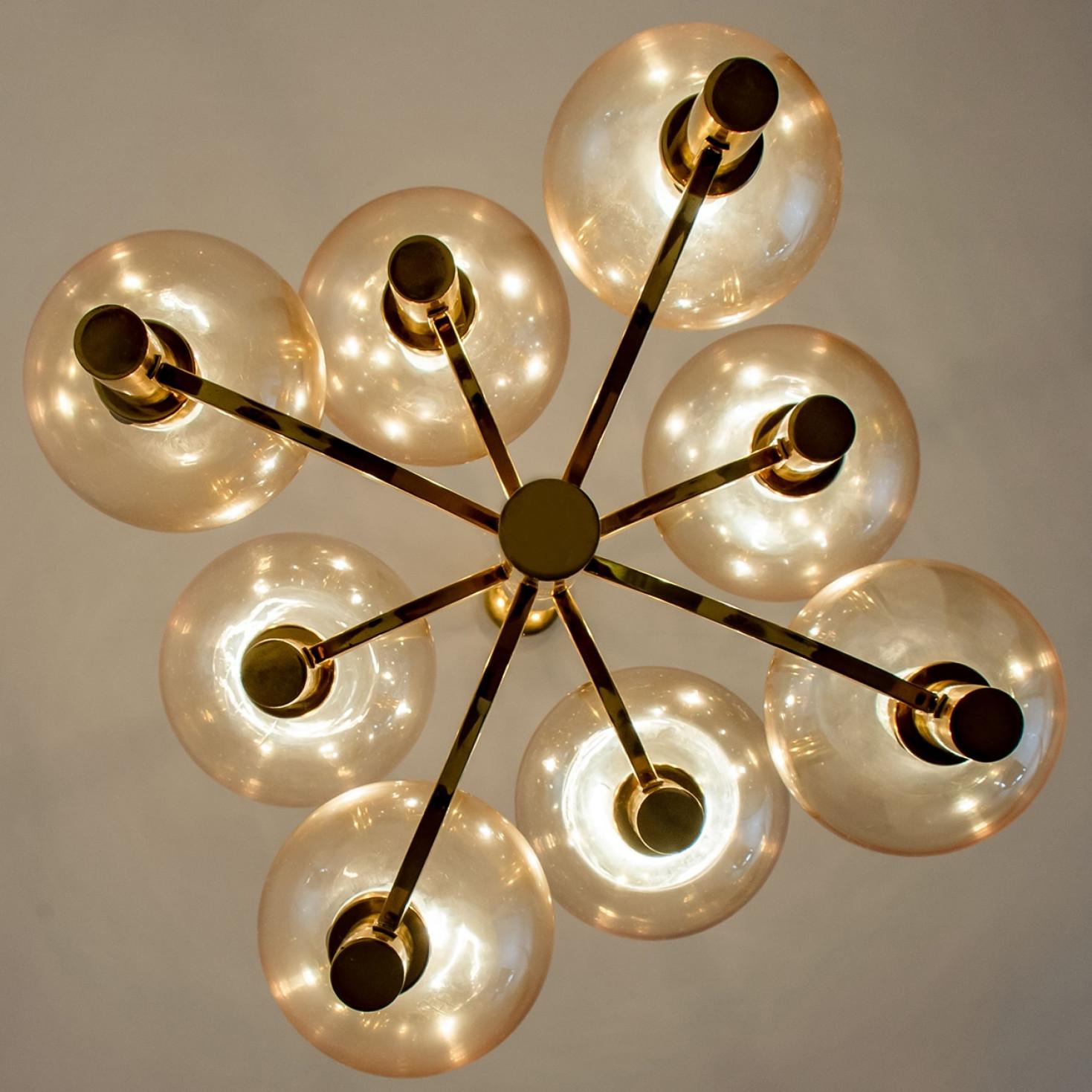 1 dei 2 lampadari in ottone e vetro trasparente, Jakobsson, anni '70 in vendita 7