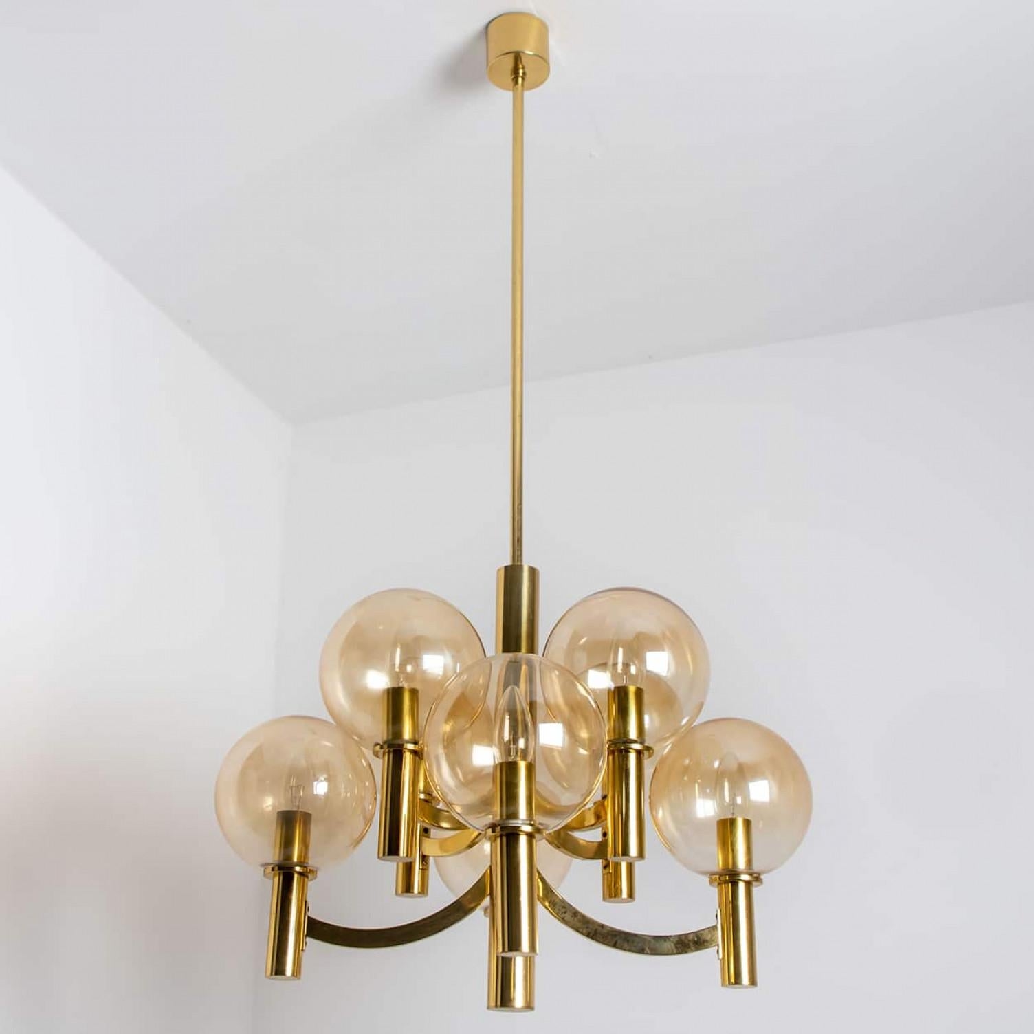 1 dei 2 lampadari in ottone e vetro trasparente, Jakobsson, anni '70 in vendita 8