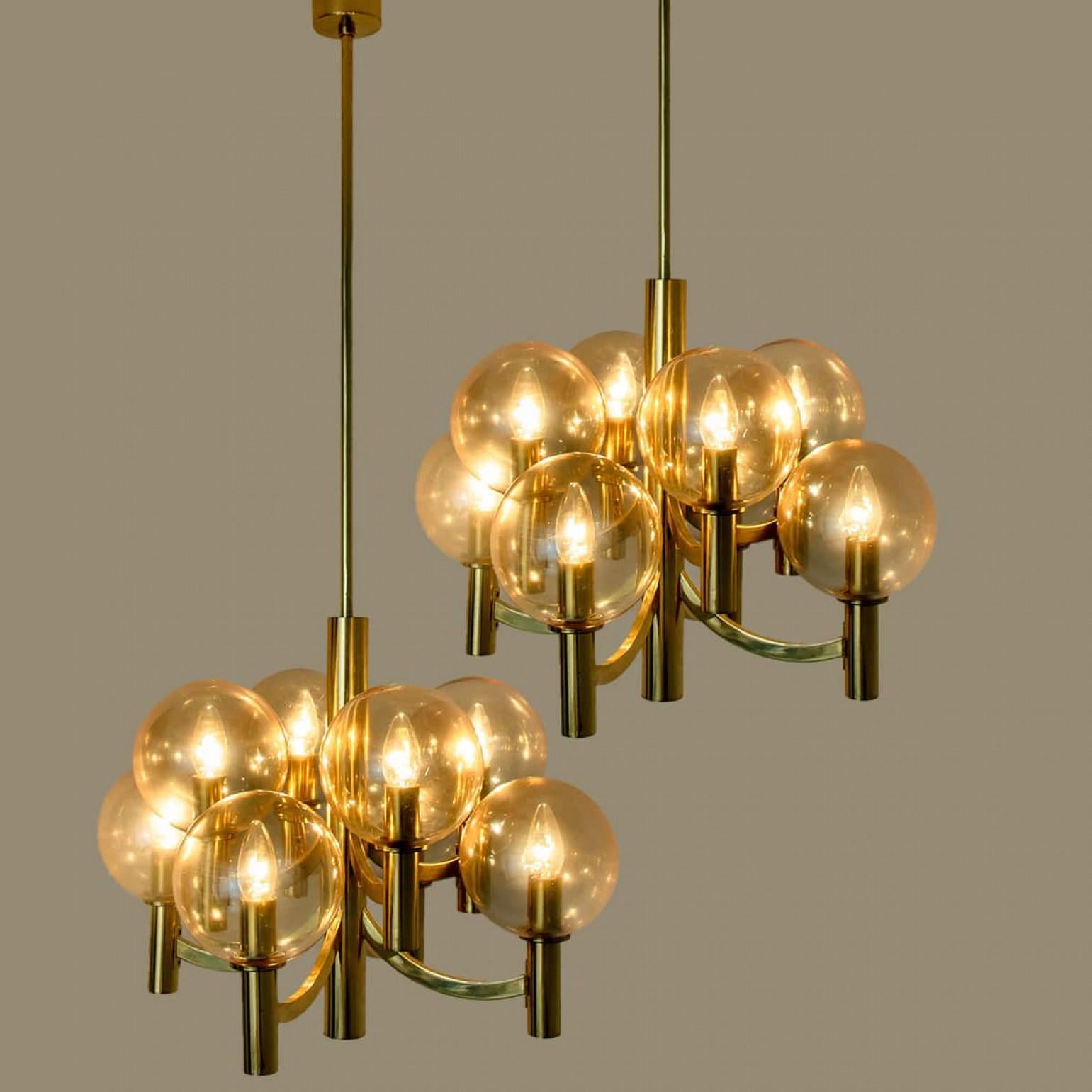 Tedesco 1 dei 2 lampadari in ottone e vetro trasparente, Jakobsson, anni '70 in vendita