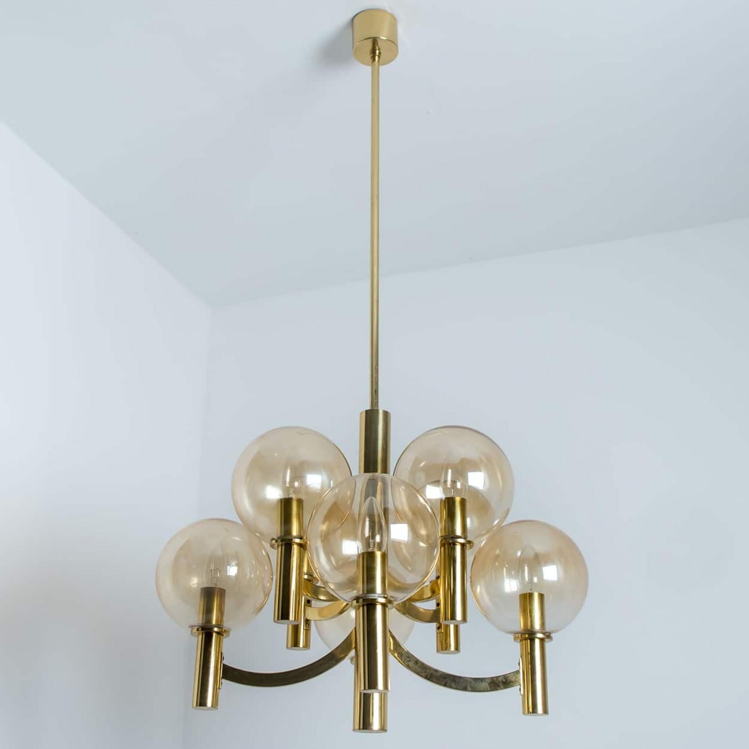 1 dei 2 lampadari in ottone e vetro trasparente, Jakobsson, anni '70 In condizioni buone in vendita a Rijssen, NL