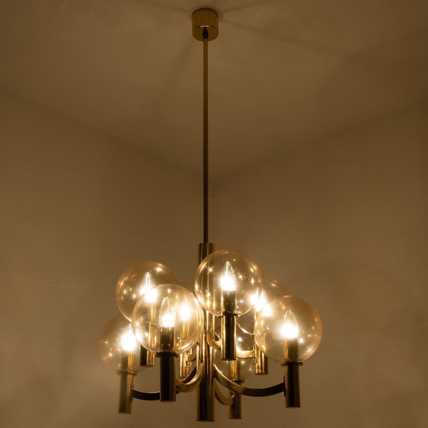 Ottone 1 dei 2 lampadari in ottone e vetro trasparente, Jakobsson, anni '70 in vendita