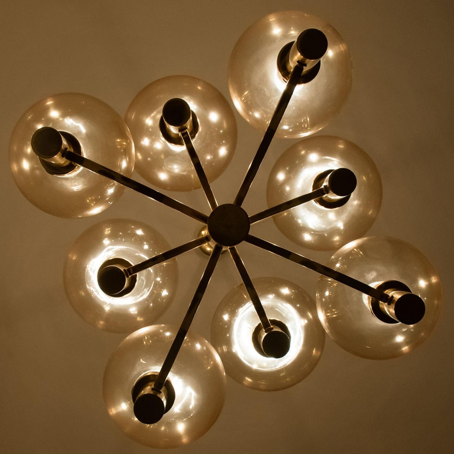 1 dei 2 lampadari in ottone e vetro trasparente, Jakobsson, anni '70 in vendita 1