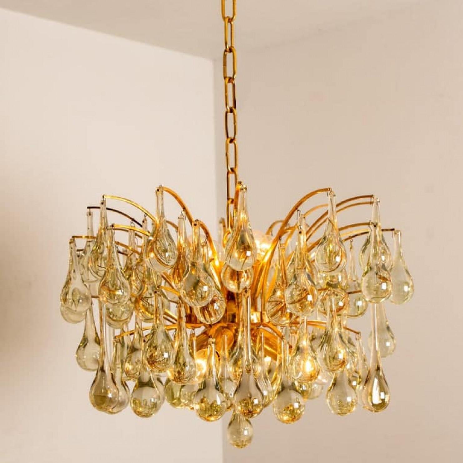 Questa incredibile coppia di eleganti lampadari è stata realizzata negli anni '70 dall'azienda Ernst Palme. Ogni pezzo è placcato in oro e i 97 meravigliosi prismi di cristallo sono a forma di goccia. È uno dei lampadari più grandi di questa serie.