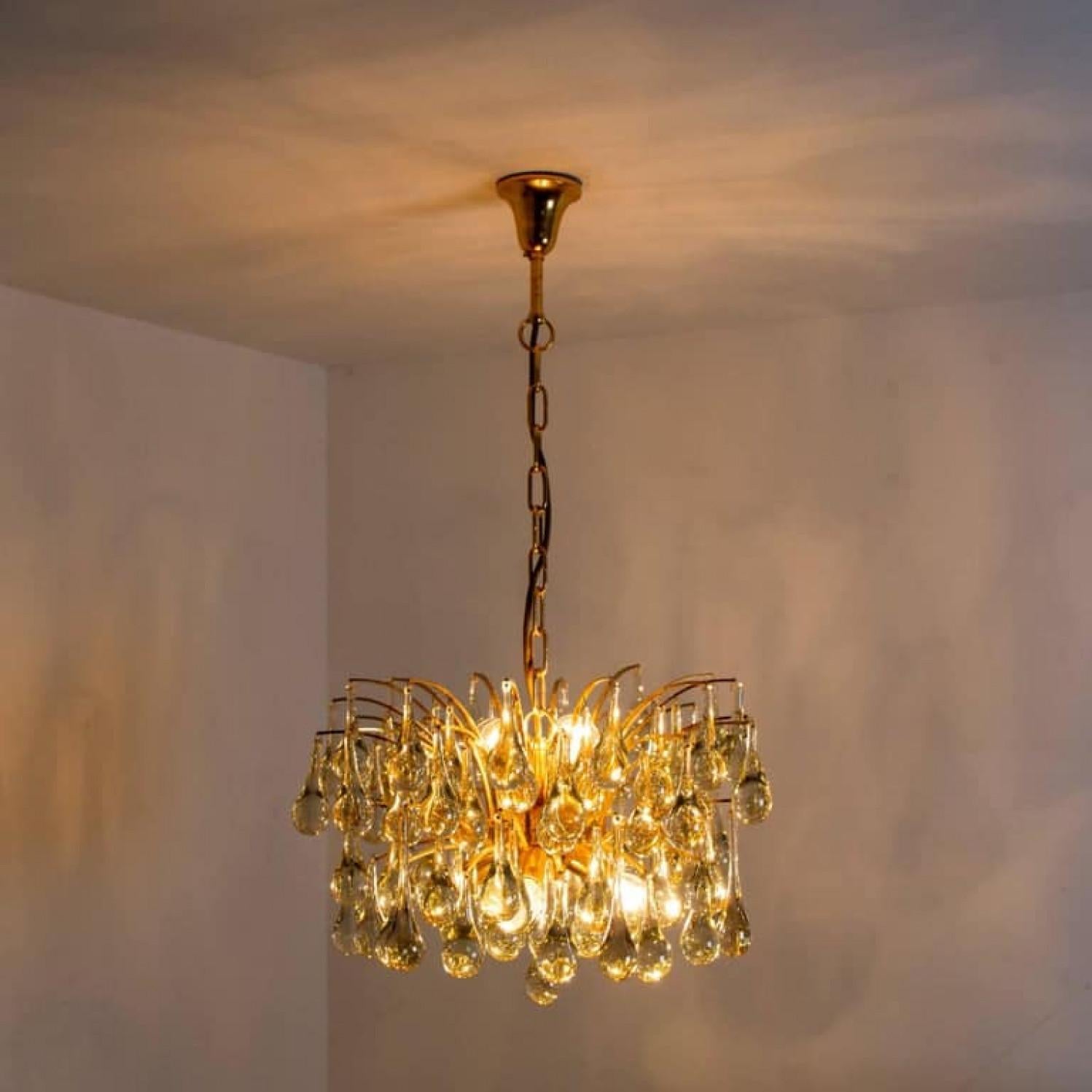 Placcato oro 1 dei 2 lampadari in ottone e cristallo, Ernst Palme, Germania, anni '70 in vendita