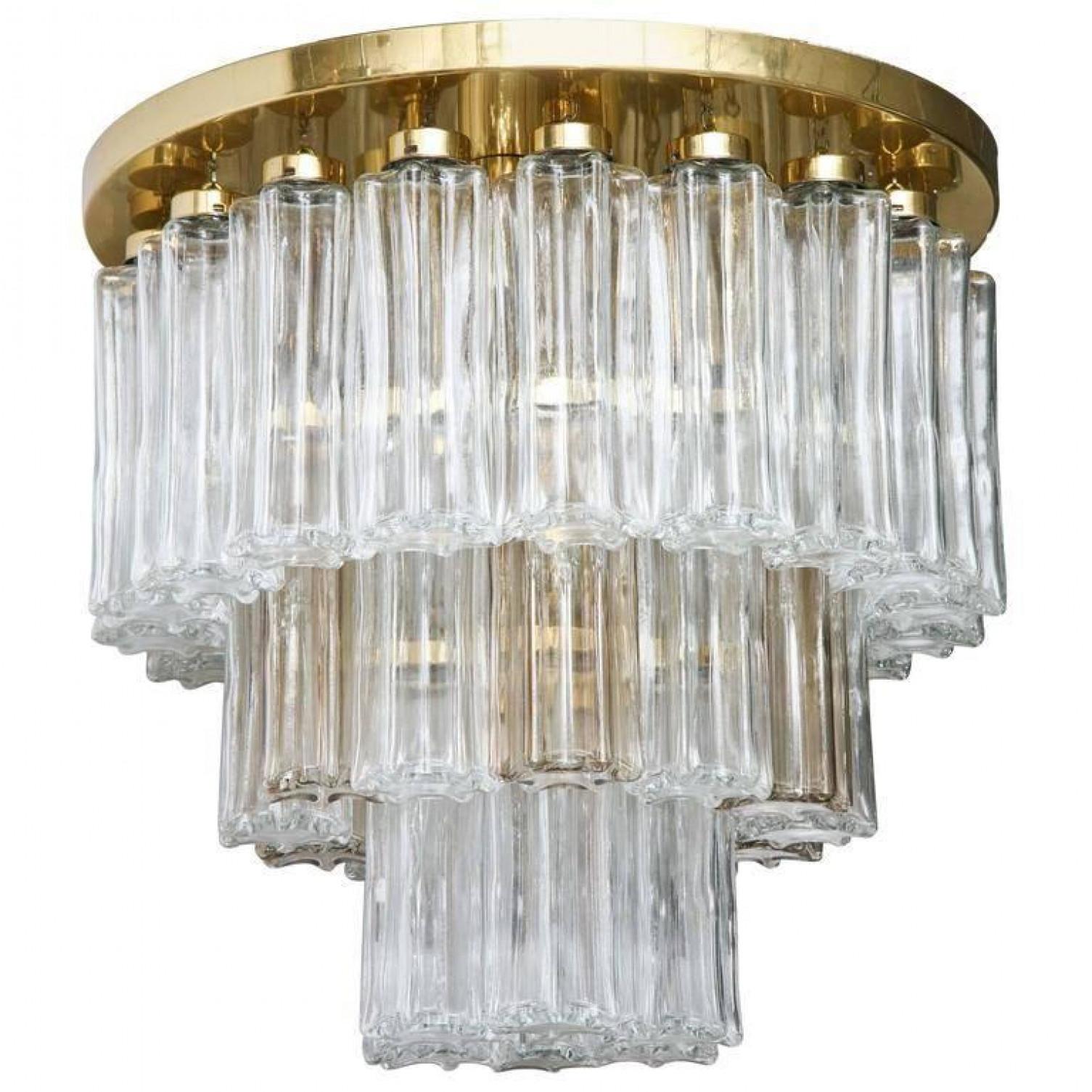 1 dei 2 bellissimi lampadari a incasso Limburg. Questo pezzo è un esempio di reinterpretazione modernista di Limburg del lampadario a bracci Art Deco.

Il lampadario da incasso è composto da una piastra in ottone con 36 paralumi pendenti in vetro