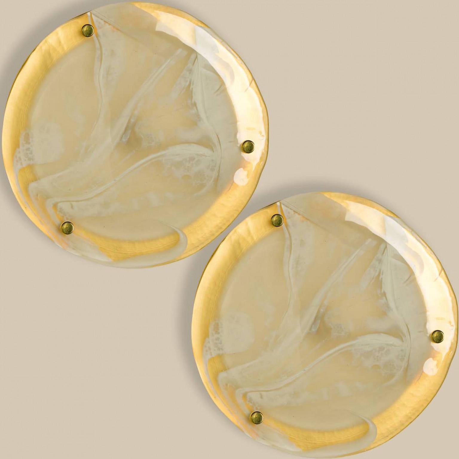 Une étonnante boîte à boutons haut de gamme en laiton et verre de Murano fabriquée à la fin des années 1960 et au début des années 1970. L'anneau en laiton maintient un grand verre soufflé lourd à l'aide de trois vis en laiton. Le verre blanc