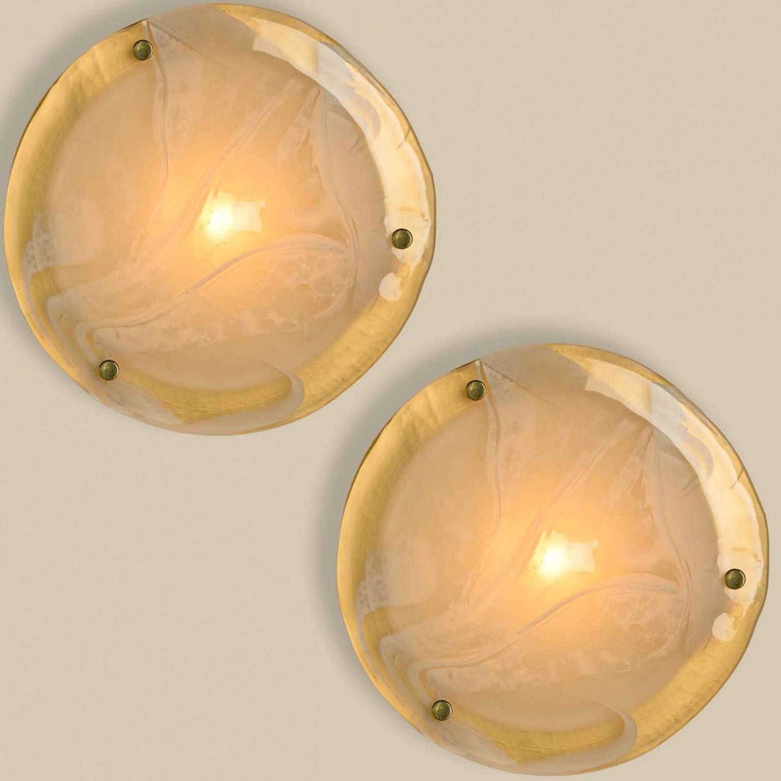 Allemand 1 des 2 plafonniers en laiton et verre blanc de Hillebrand, années 1960 en vente