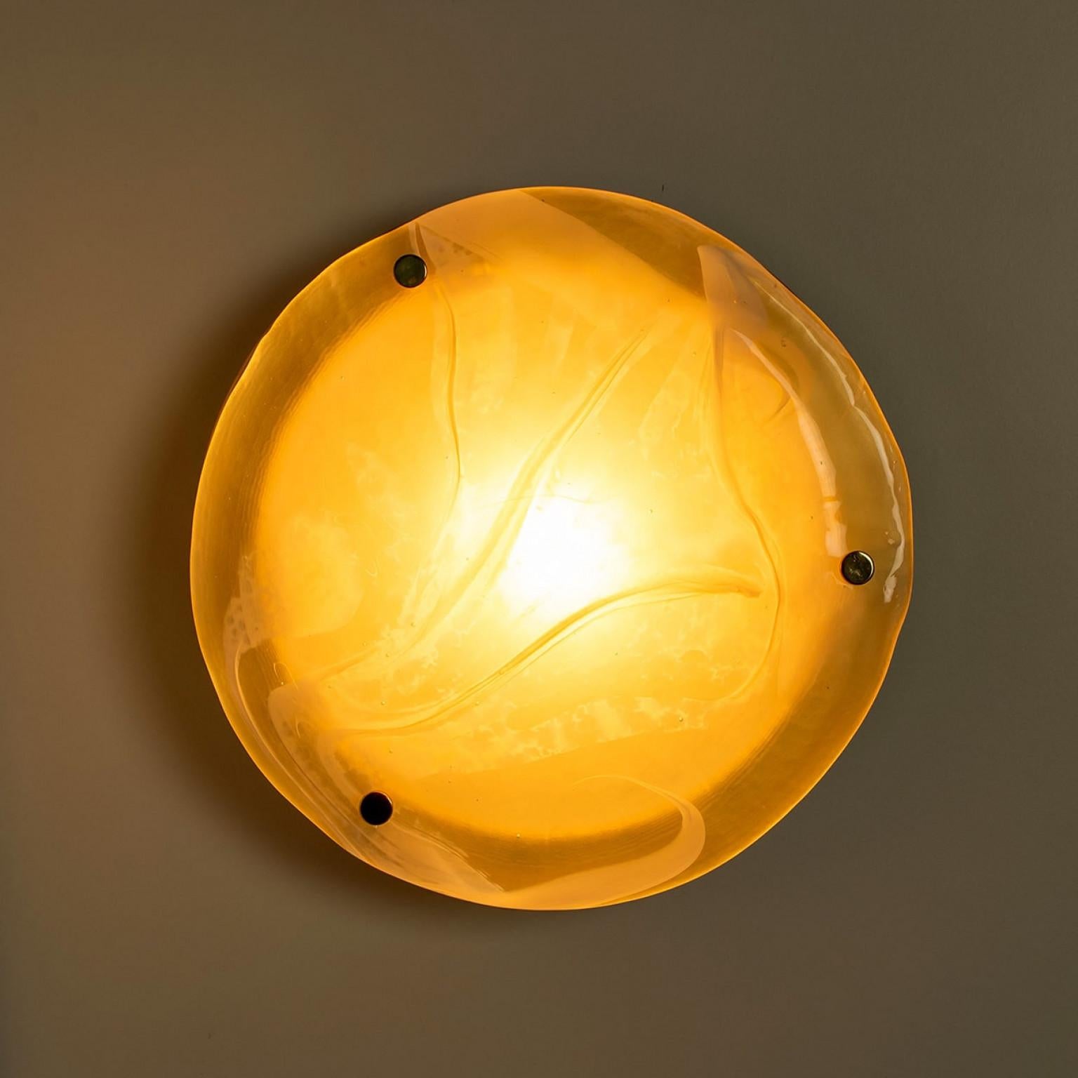 Autre 1 des 2 plafonniers en laiton et verre blanc de Hillebrand, années 1960 en vente