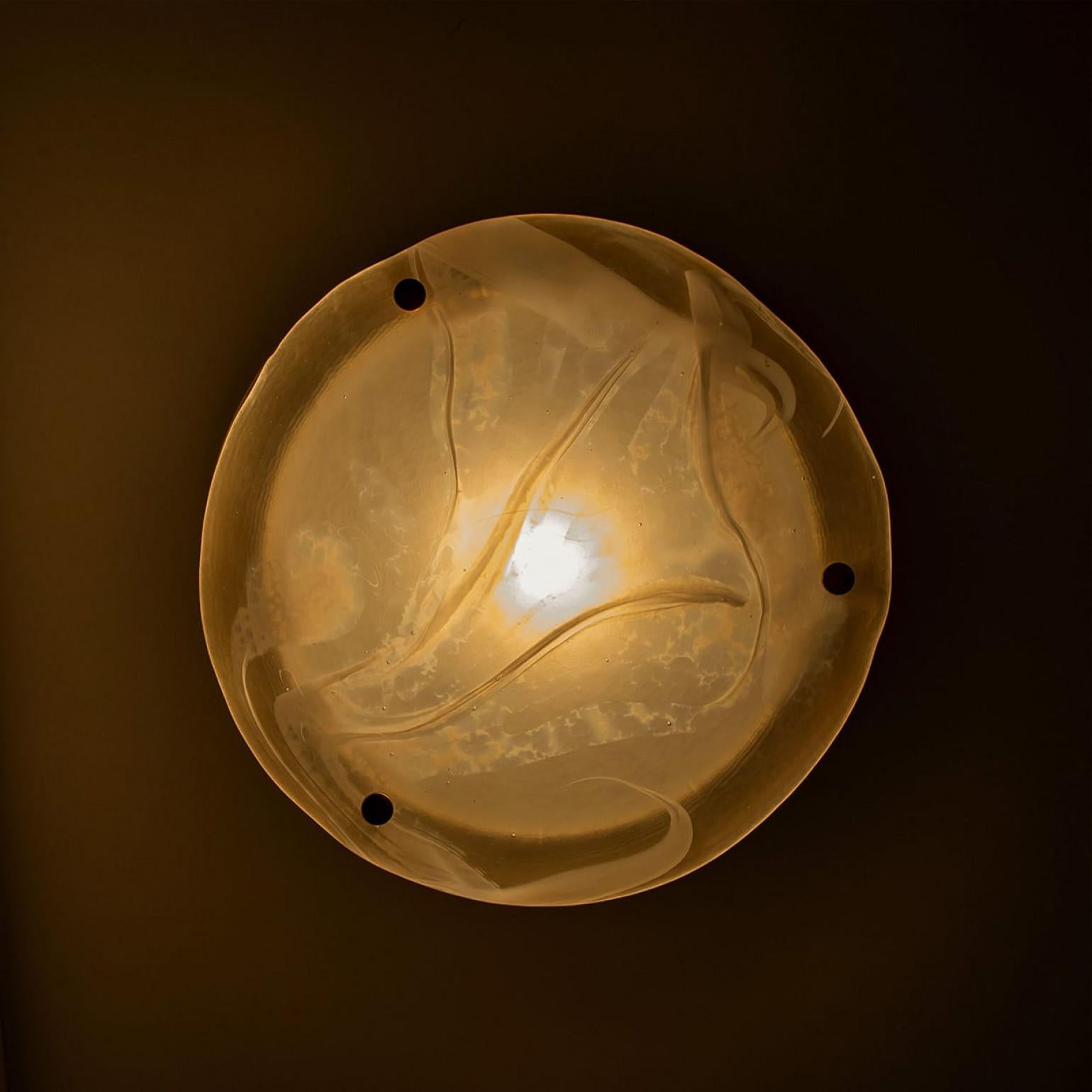1 des 2 plafonniers en laiton et verre blanc de Hillebrand, années 1960 Bon état - En vente à Rijssen, NL