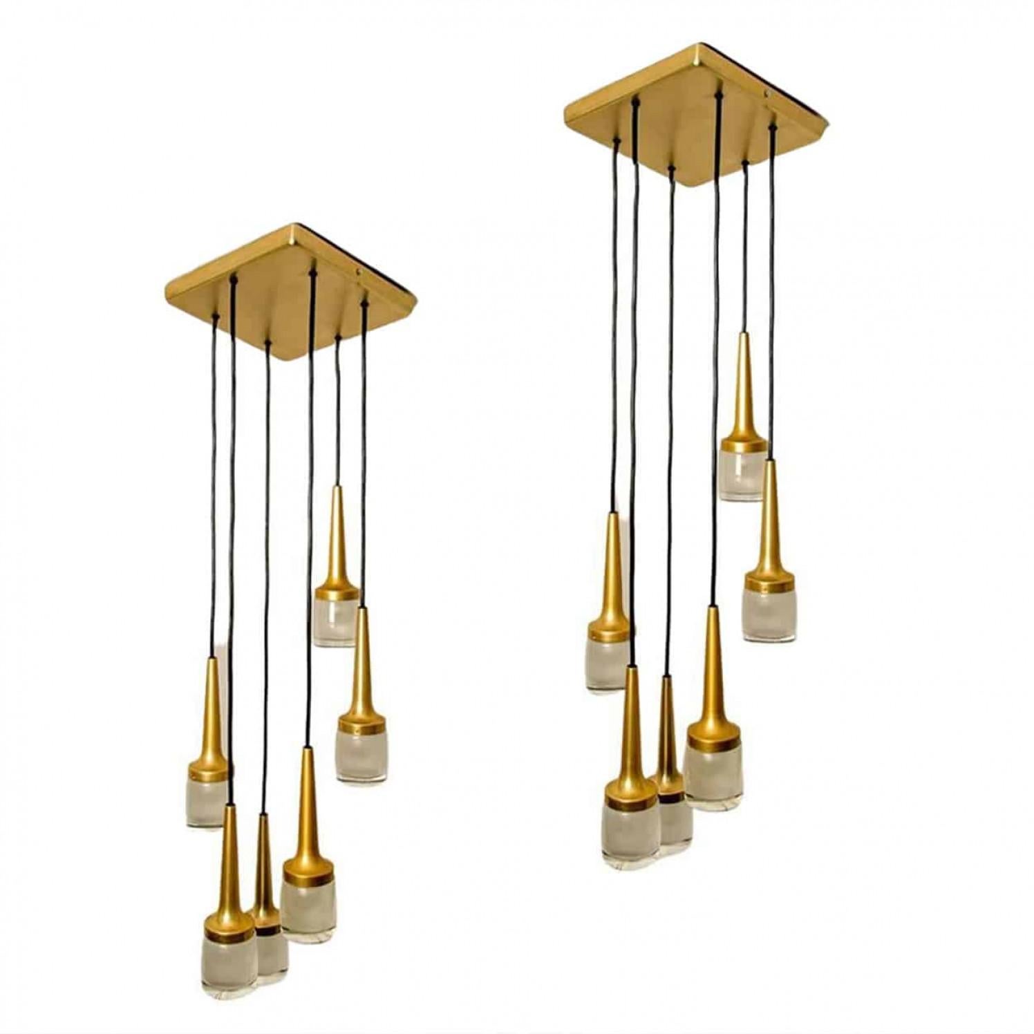 1 dei 2 eleganti apparecchi a cascata con 6 luci è stato prodotto da Staff Leuchten in Germania. La lampada è realizzata in alluminio ottonato e vetro opalino stampato bianco sporco inciso all'interno. È divertente da sistemare giocando con la