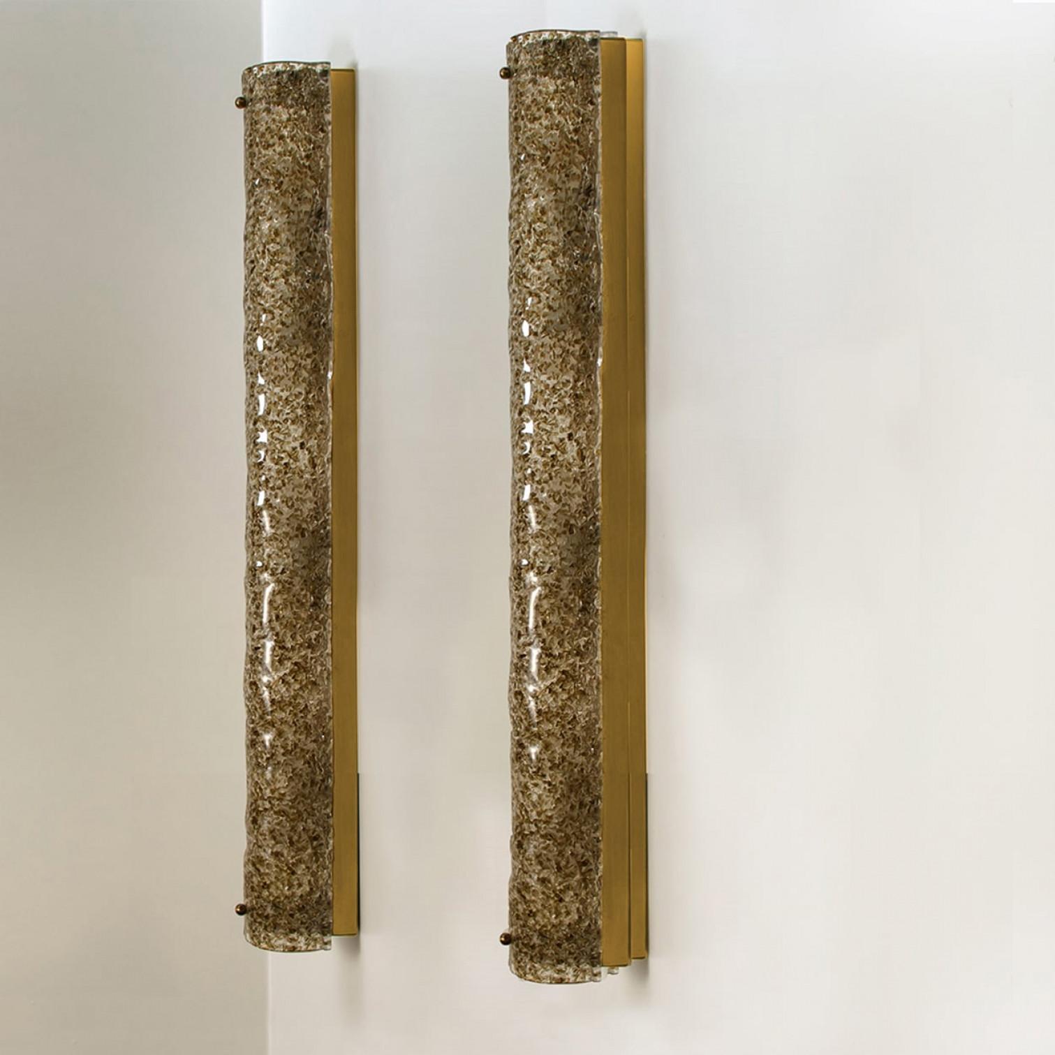 Líneas limpias para complementar todas las decoraciones. Maravillosos apliques de pared de alta gama con detalles de latón y grueso cristal soplado de hielo burbujeante. Fabricado en la década de 1960.
El cristal de las luminarias es de vidrio