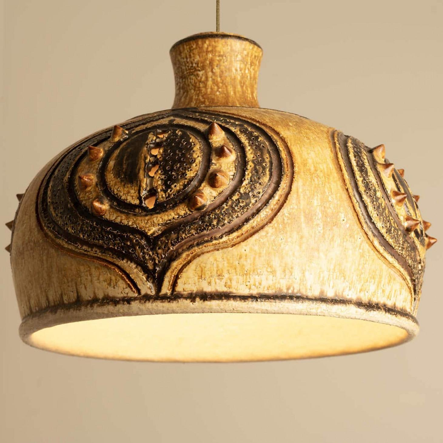1 de 2 Colgante de cerámica beige ocre marrón con pinchos, Dinamarca, años 60 en venta 2