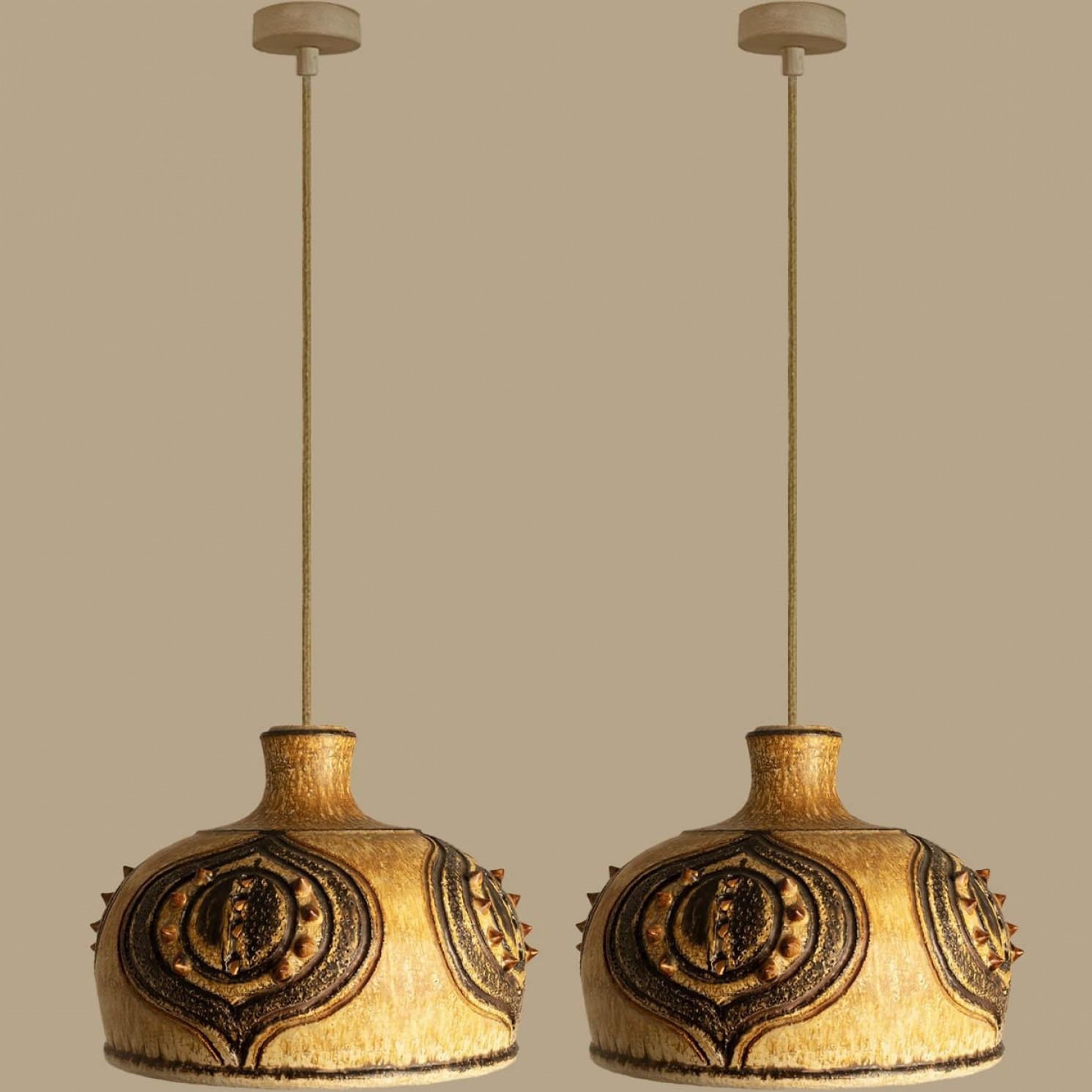 Mid-Century Modern 1 des 2 Pendentif en céramique beige ocre brun avec pointes, Danemark, années 1960 en vente