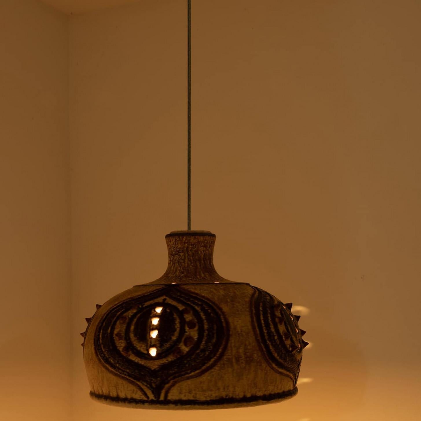 Danois 1 des 2 Pendentif en céramique beige ocre brun avec pointes, Danemark, années 1960 en vente