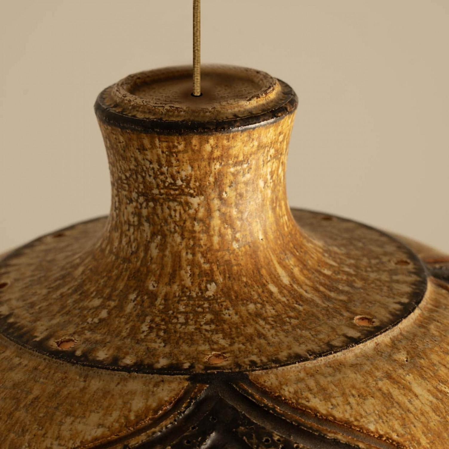 1 des 2 Pendentif en céramique beige ocre brun avec pointes, Danemark, années 1960 Bon état - En vente à Rijssen, NL