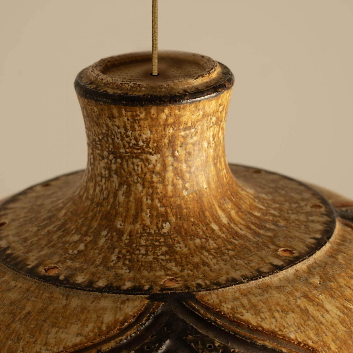 1 des 2 Pendentif en céramique beige ocre brun avec pointes, Danemark, années 1960 Bon état - En vente à Rijssen, NL