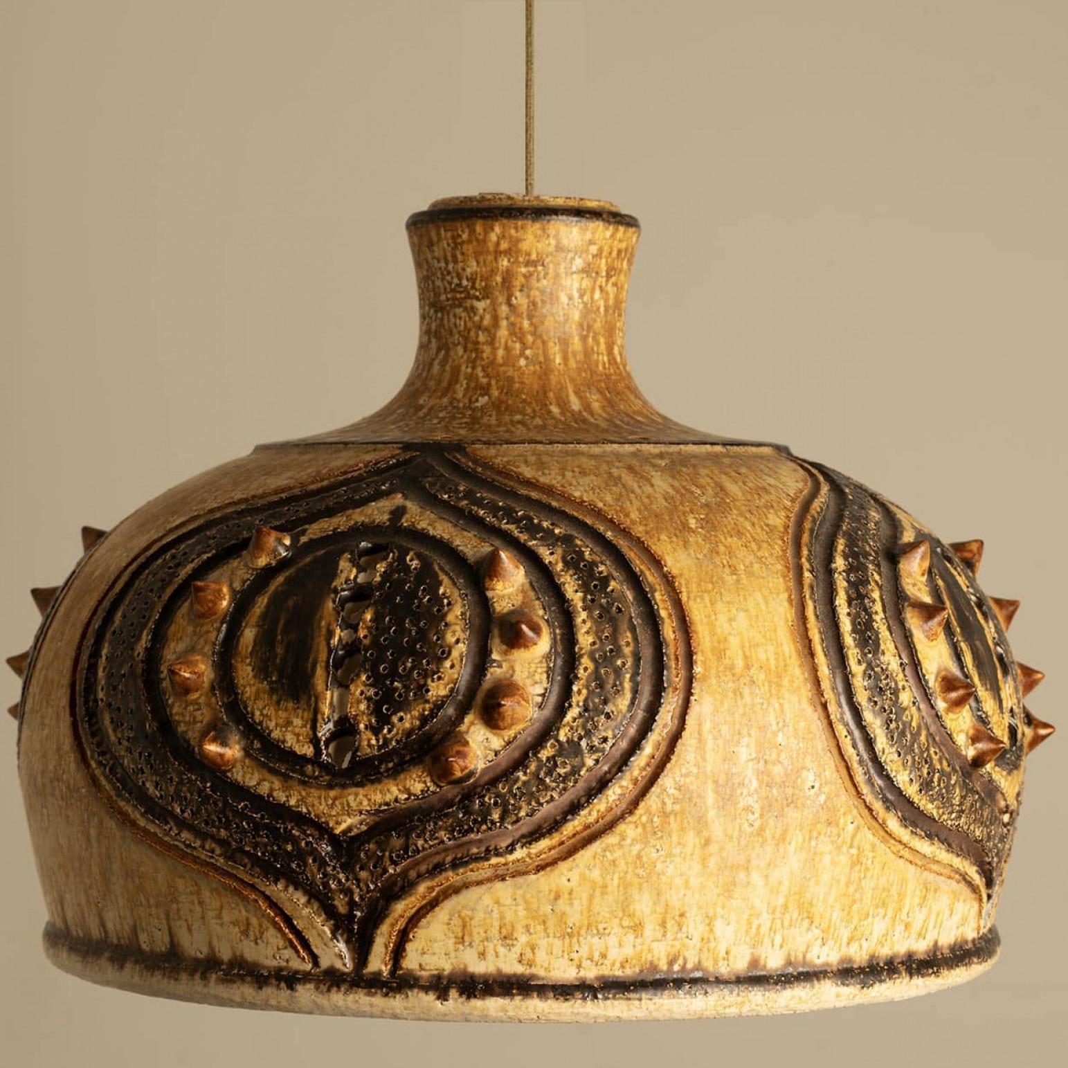 Milieu du XXe siècle 1 des 2 Pendentif en céramique beige ocre brun avec pointes, Danemark, années 1960 en vente