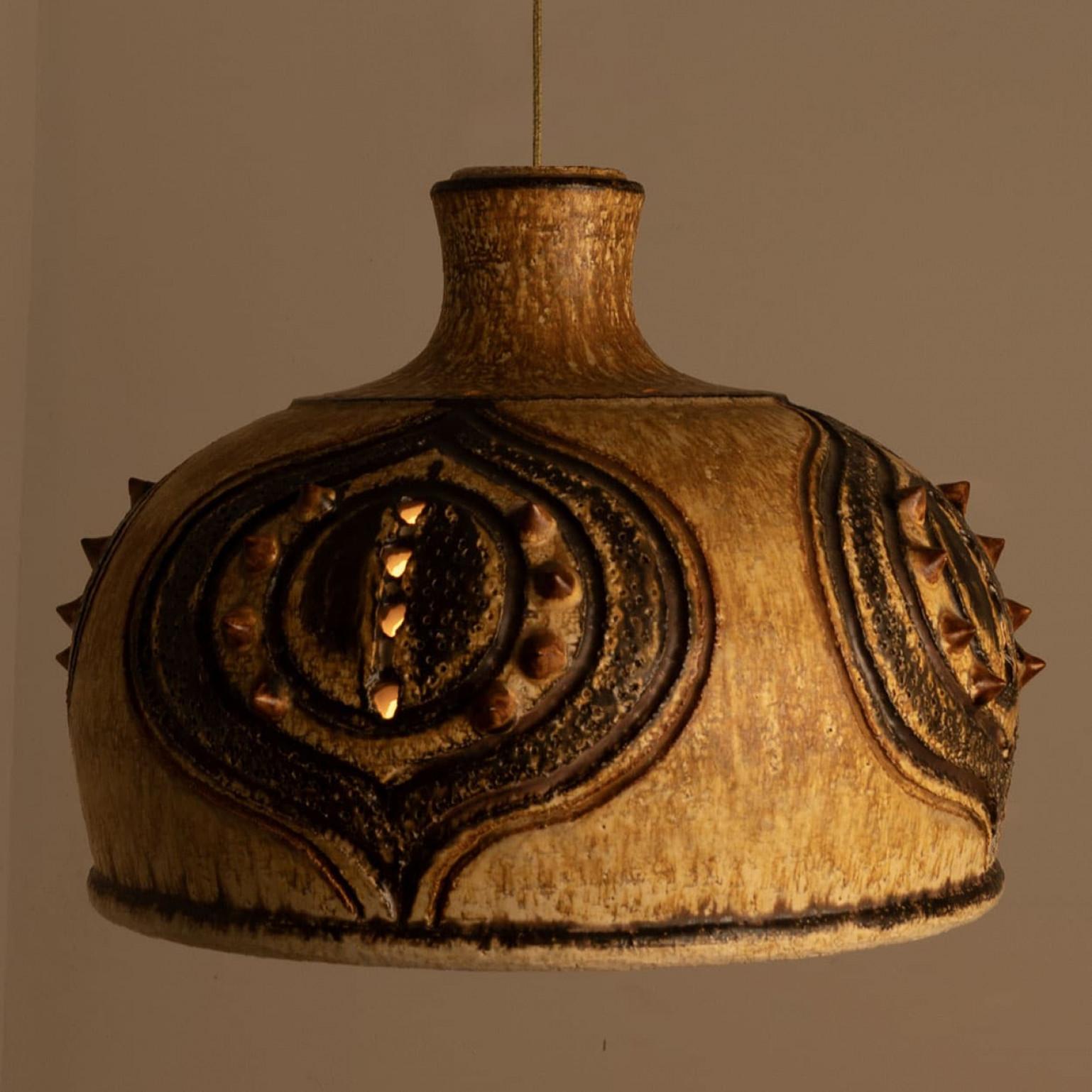 Céramique 1 des 2 Pendentif en céramique beige ocre brun avec pointes, Danemark, années 1960 en vente