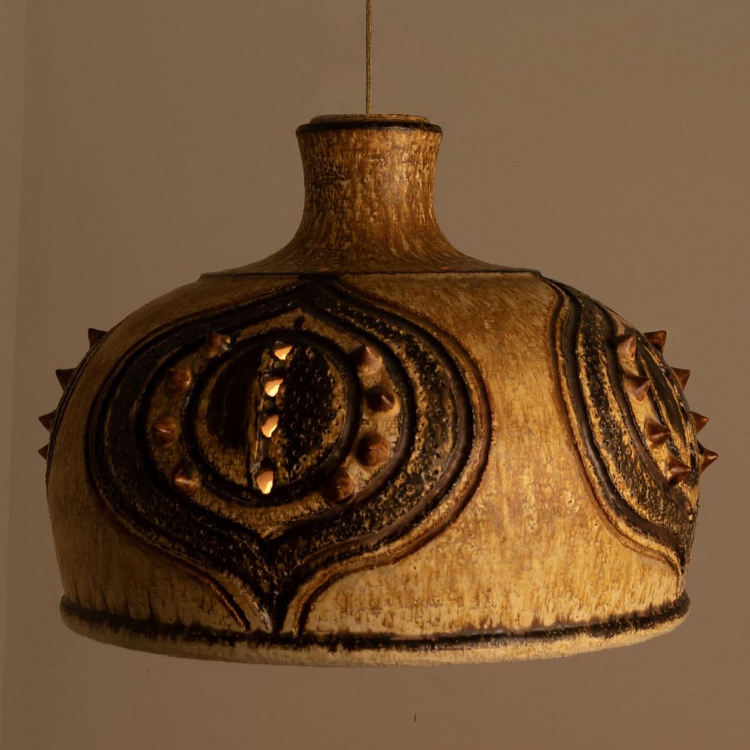 Céramique 1 des 2 Pendentif en céramique beige ocre brun avec pointes, Danemark, années 1960 en vente