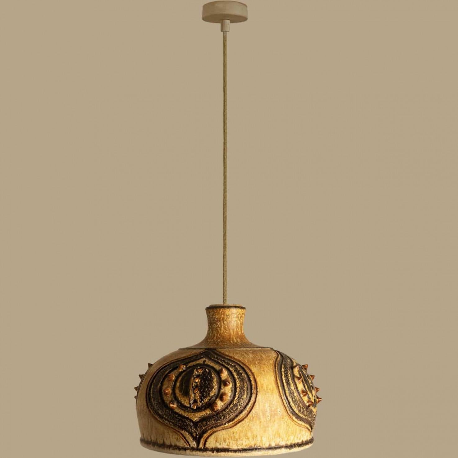 1 de 2 Colgante de cerámica beige ocre marrón con pinchos, Dinamarca, años 60 en venta 1