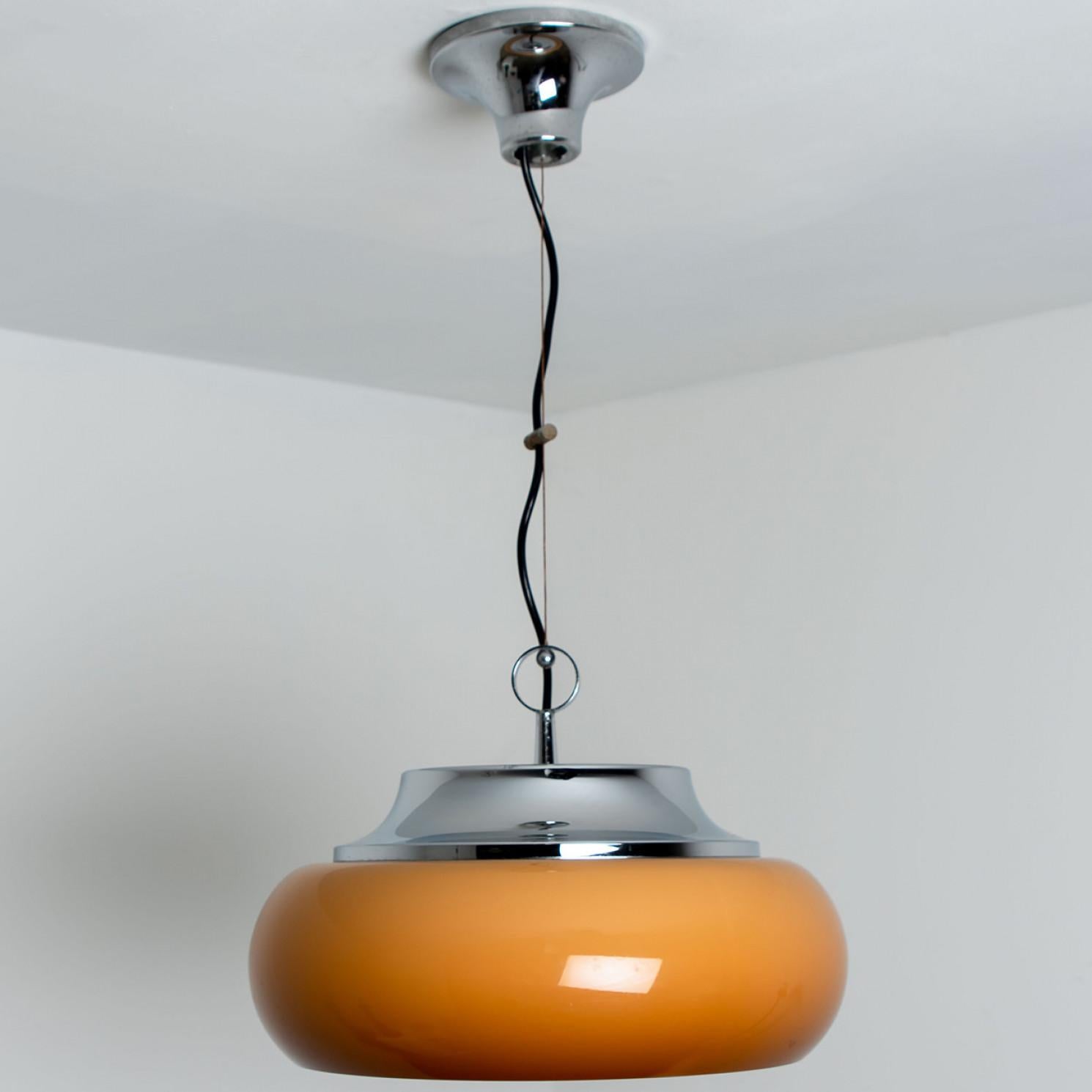 1 des 2 lampes à suspension chromées marron et orange de Harvey Guzzini, 1970 en vente 2